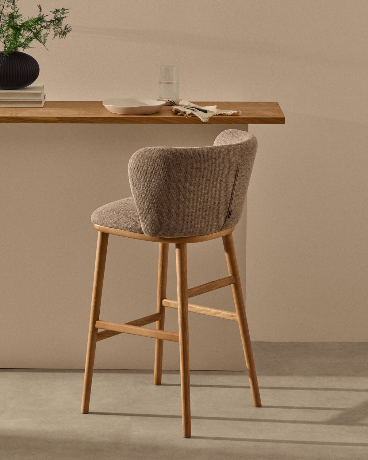 Hocker Ciselia braune Chenille und massive Esche mit natürlichem Finish FSC Mix Credit 75 cm in Braun präsentiert im Onlineshop von KAQTU Design AG. Barstuhl ist von Kave Home