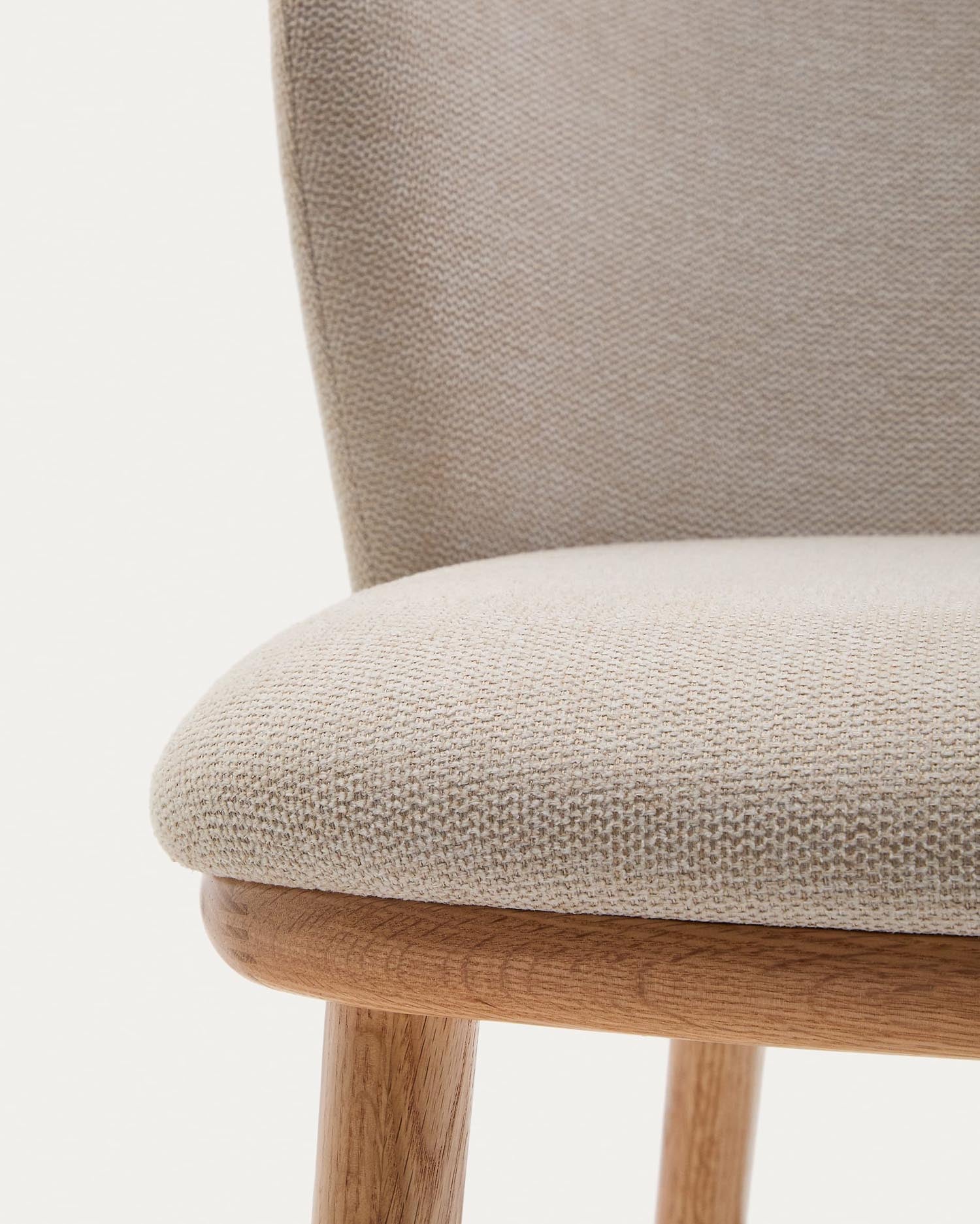 Stilvoller Hocker Ciselia in Beige, ausgestattet mit langlebigem Chenille und stabilen Eschenbeinen. Ideal für zeitgemäße Wohnkonzepte.