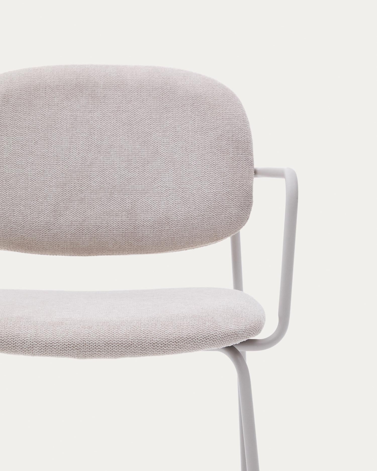 Entdecken Sie den Stuhl Meli von Kave Home: Beige Chenille und Metallbeine vereinen Komfort und Stil in einem nachhaltigen, modernen Möbelstück.