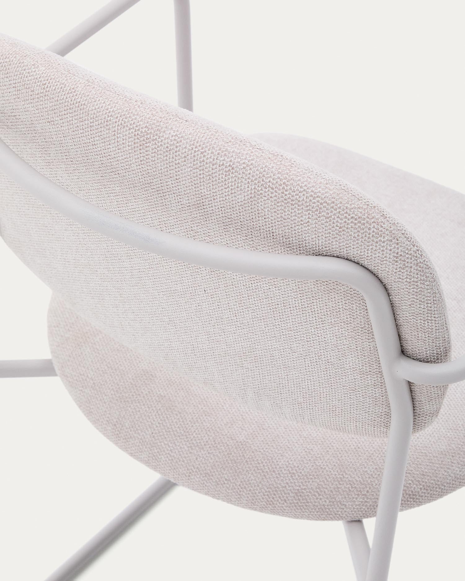 Erleben Sie den Stuhl Meli von Kave Home: Elegante beige Chenille-Polsterung und stabile Metallbeine vereinen Komfort und zeitloses Design.