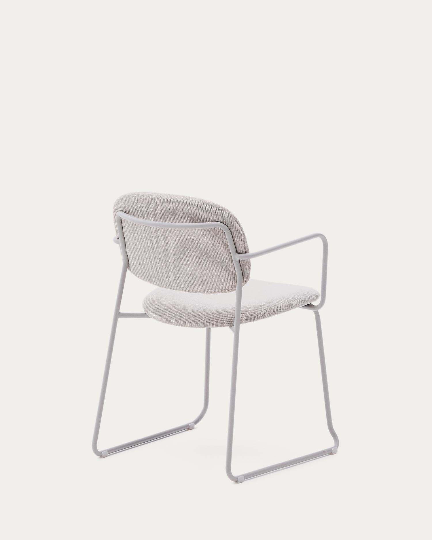 Entdecken Sie den Stuhl Meli von Kave Home: Beige Chenille und Metallbeine vereinen Stil und Komfort in einem nachhaltigen Design.