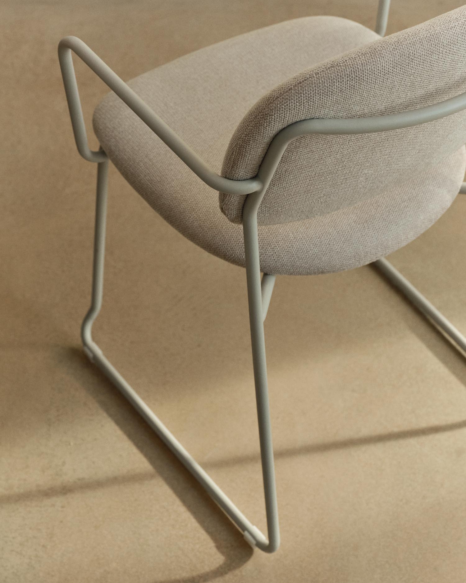 Erleben Sie den stilvollen Stuhl Meli von Kave Home: Beige Chenille, robuste Metallbeine und umweltfreundliche Materialien vereinen Eleganz und Komfort.