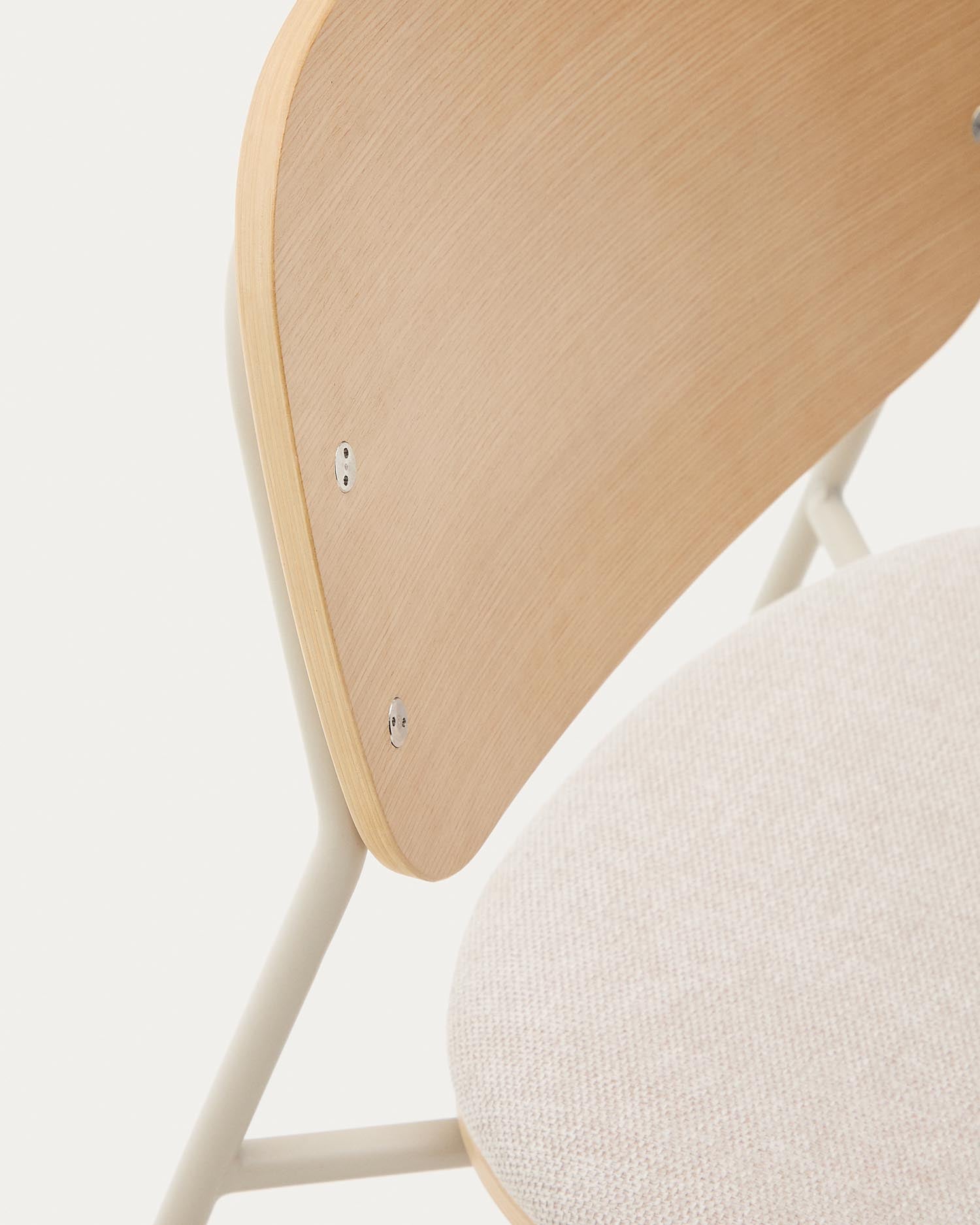 Erleben Sie den Meli Stuhl von Kave Home: stapelbar, mit beiger Chenille-Oberfläche und nachhaltigem Pappelschichtholz. Perfekt für jedes Zuhause!