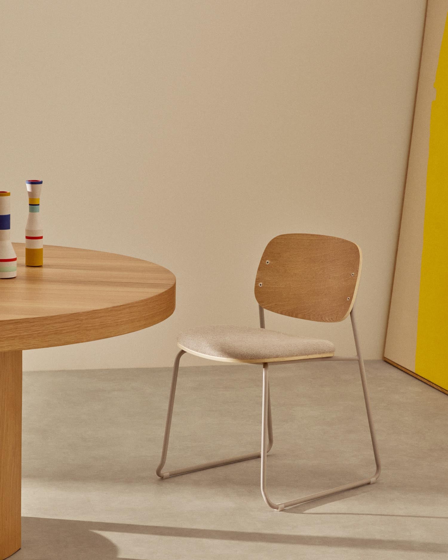 Entdecken Sie den eleganten, stapelbaren Stuhl Meli von Kave Home. Aus nachhaltigem Pappelschichtholz mit beiger Chenille-Sitzfläche und stilvollen Metallbeinen.