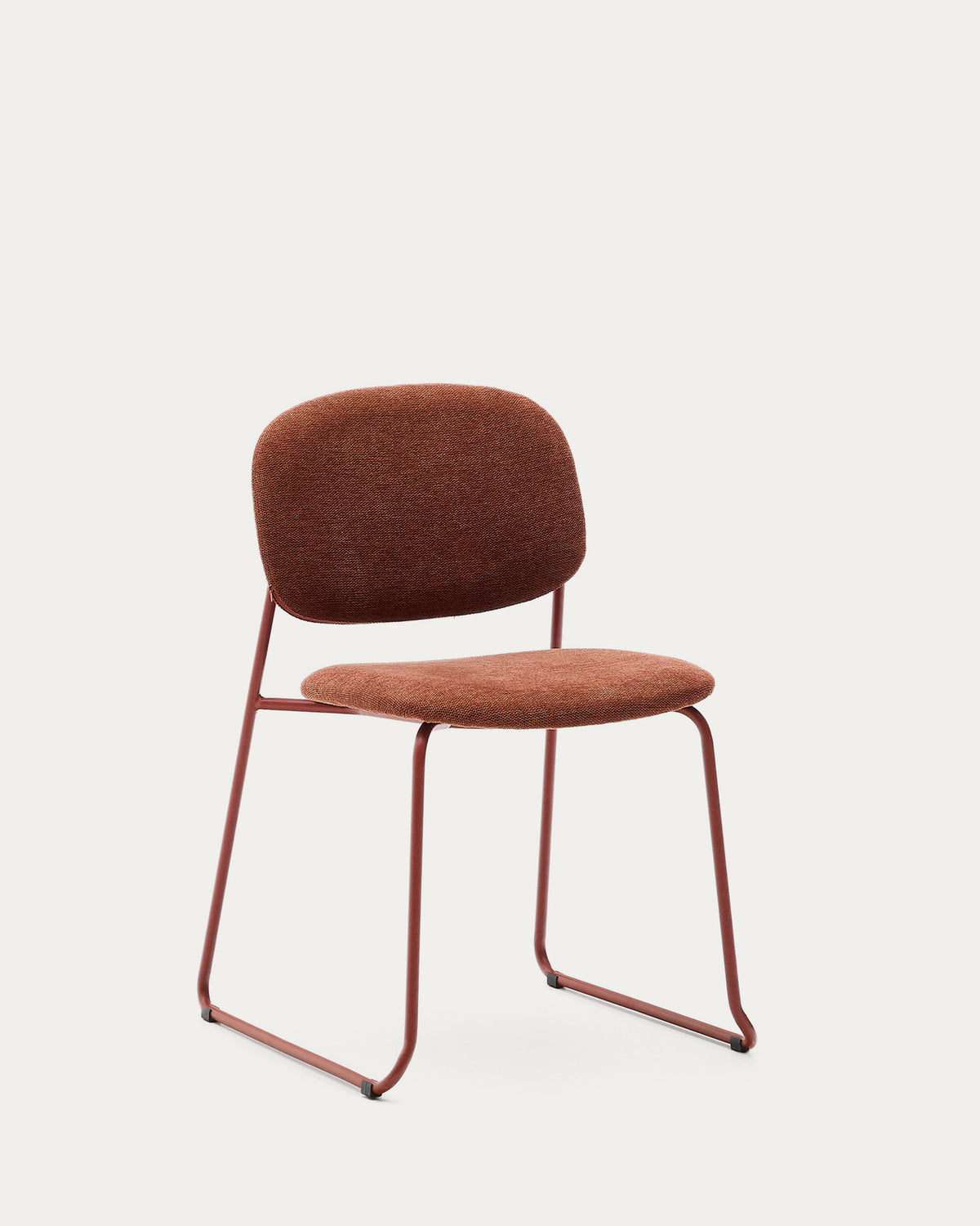 Stapelbarer Stuhl Meli mit terrakottafarbener Chenille und terrakottafarbenen Metallbeinen FSC Mix Credit in Terrakotta präsentiert im Onlineshop von KAQTU Design AG. Stuhl ist von Kave Home