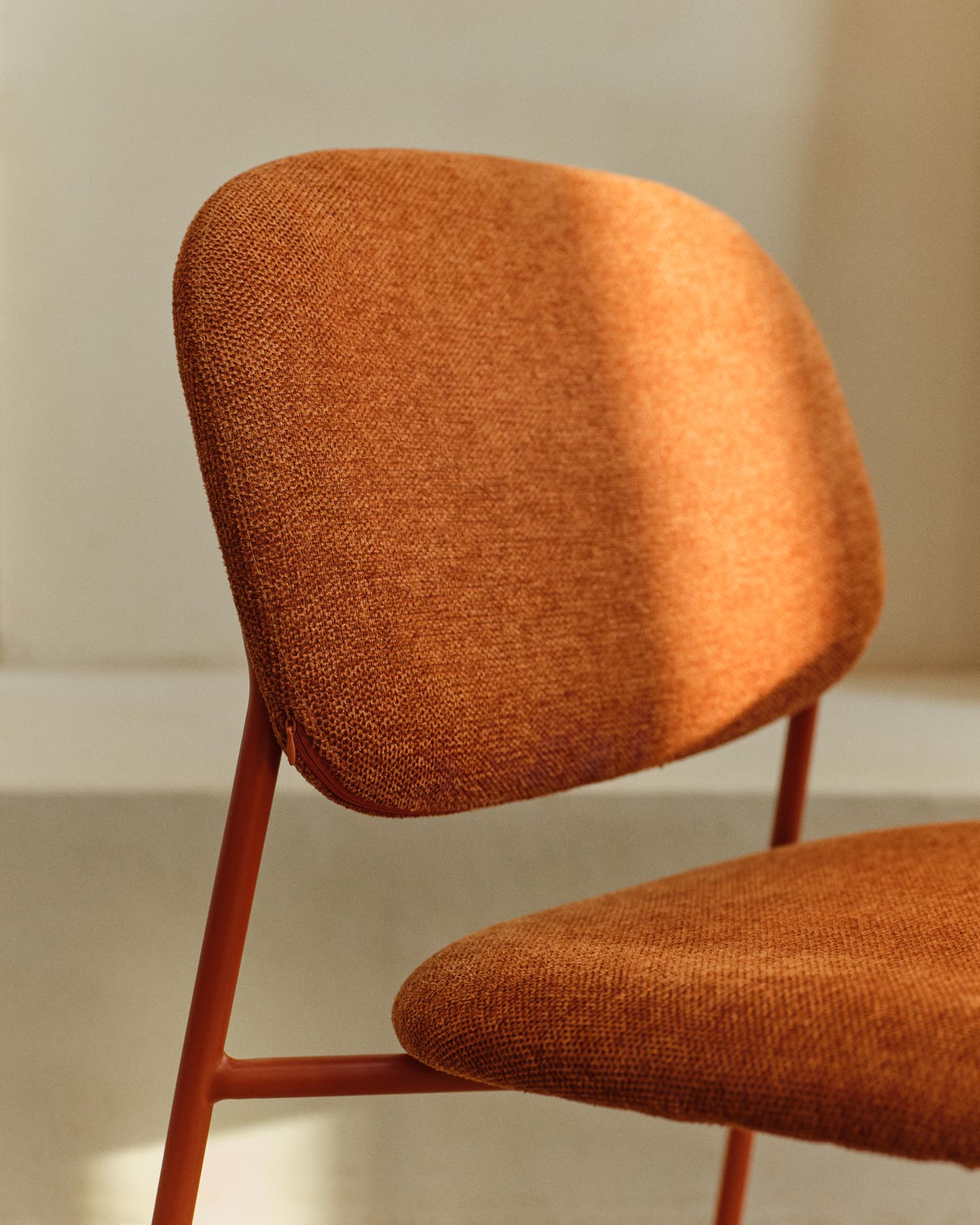 Stapelbarer Stuhl Meli von Kave Home: Terrakottafarbene Chenille und Metallbeine vereinen Stil und Funktionalität für jedes Zuhause.