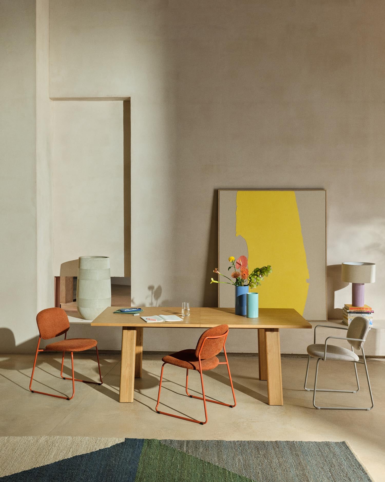 Stapelbarer Stuhl Meli von Kave Home: Moderner Stil mit terrakottafarbener Chenille und stabilen Metallbeinen – ideal für elegantes Wohnen und nachhaltigen Komfort.