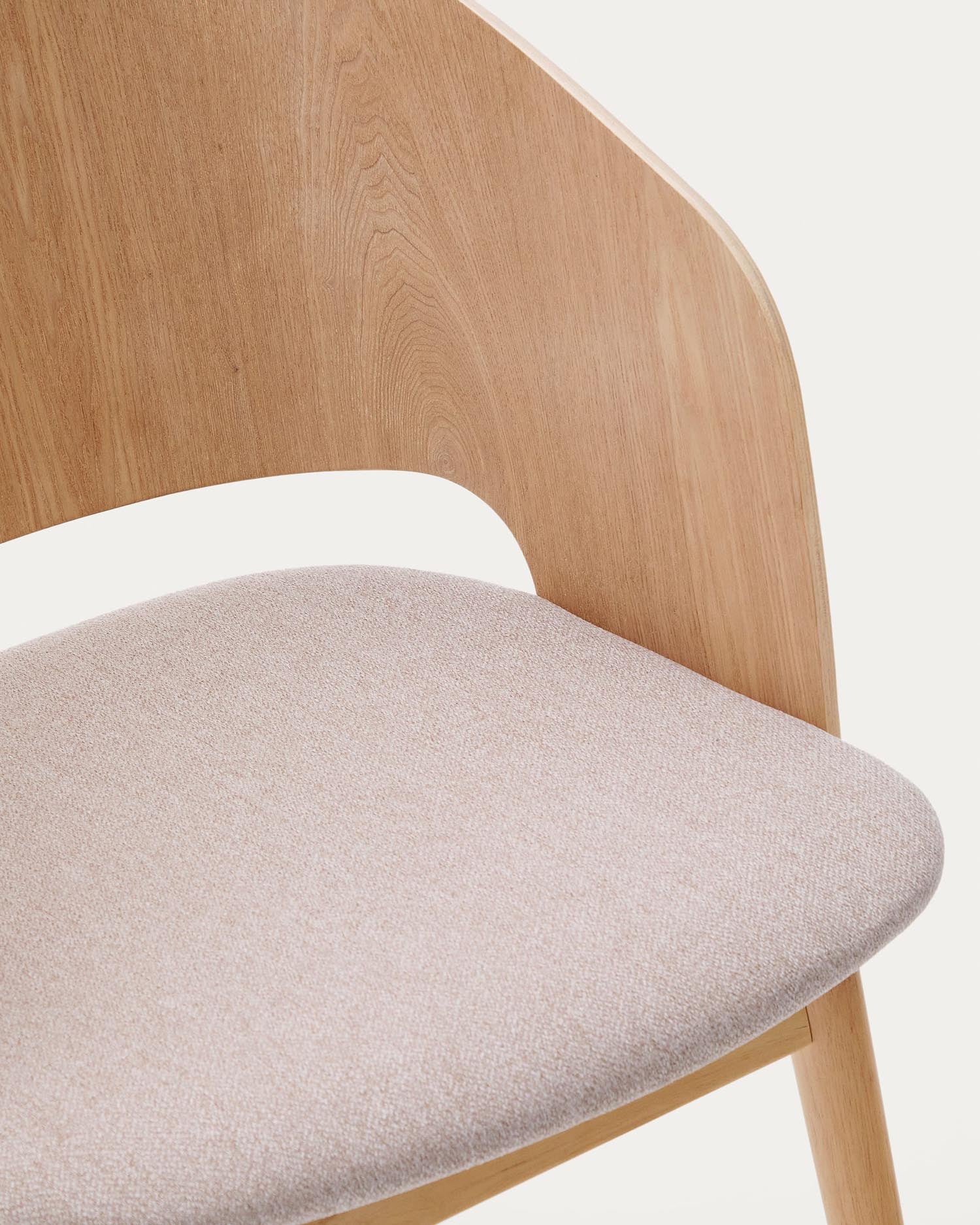 Erleben Sie den stilvollen Stuhl Senoa von Kave Home: gefertigt aus langlebigem Eschefurnier und Kautschukholz, mit einem eleganten Chenillebezug in Beige.