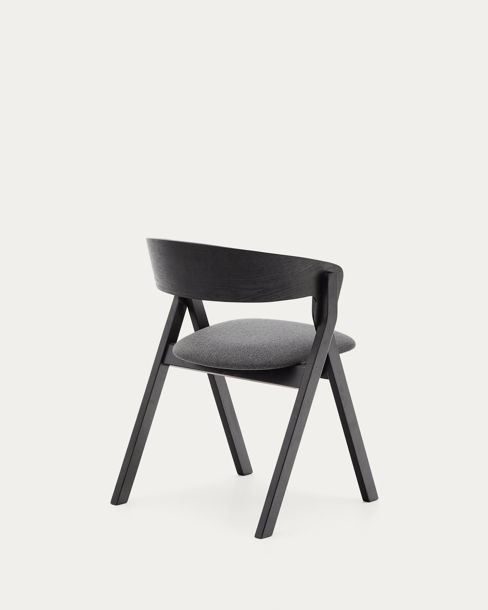 Moderner Stuhl Godia aus Eschefurnier und Kautschukholz, schwarzes Finish, graue Chenille-Polsterung, stilvoll und komfortabel.