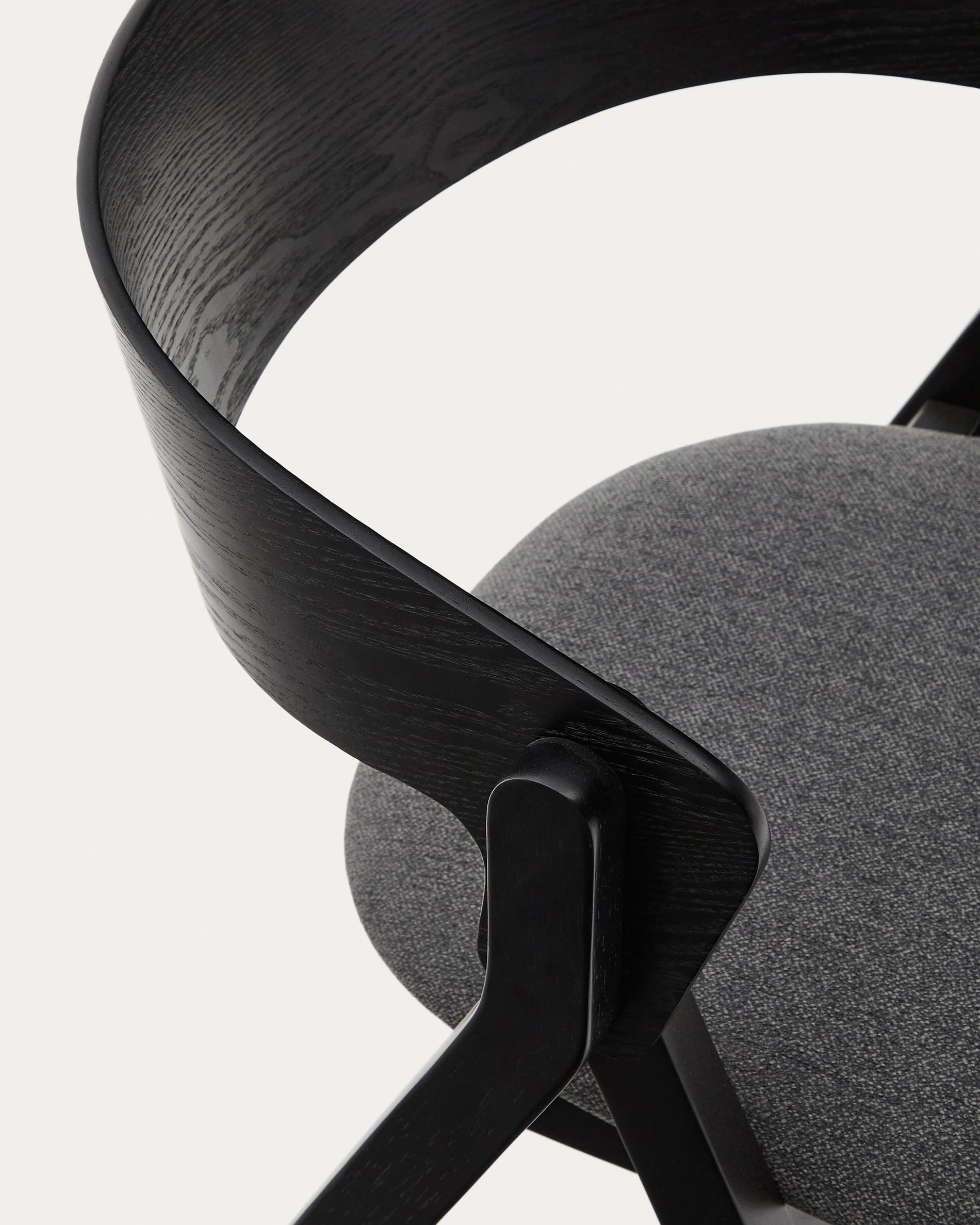 Entdecken Sie den Stuhl Godia von Kave Home: Stilvolles Design aus Eschefurnier und Kautschukholz, mit elegantem Finish und bequemer grauer Chenille.