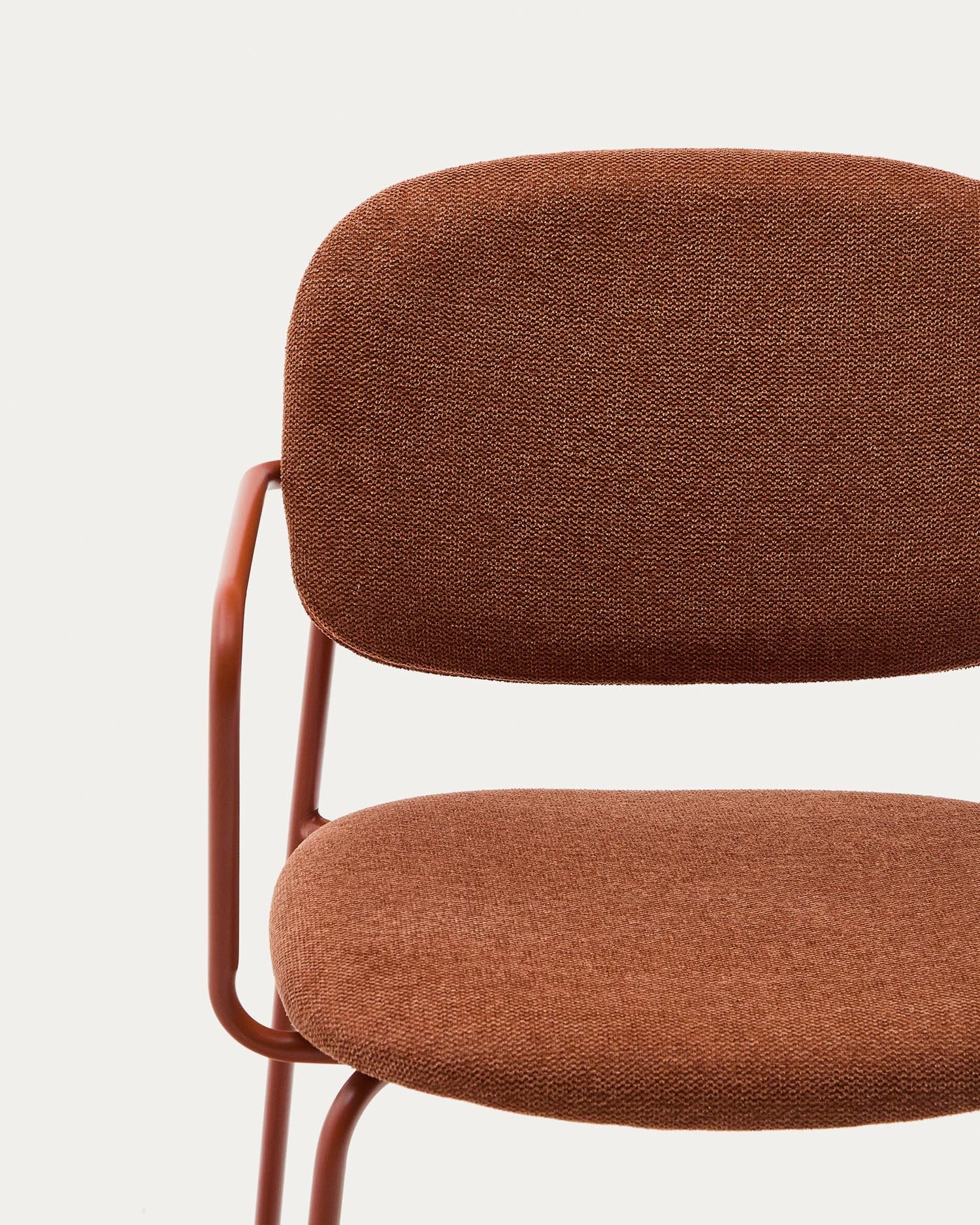 Erleben Sie den stilvollen Stuhl Meli von Kave Home, der mit terrakottafarbener Chenille und einem robusten Metallgestell überzeugt. Perfekt für Ihr Zuhause!