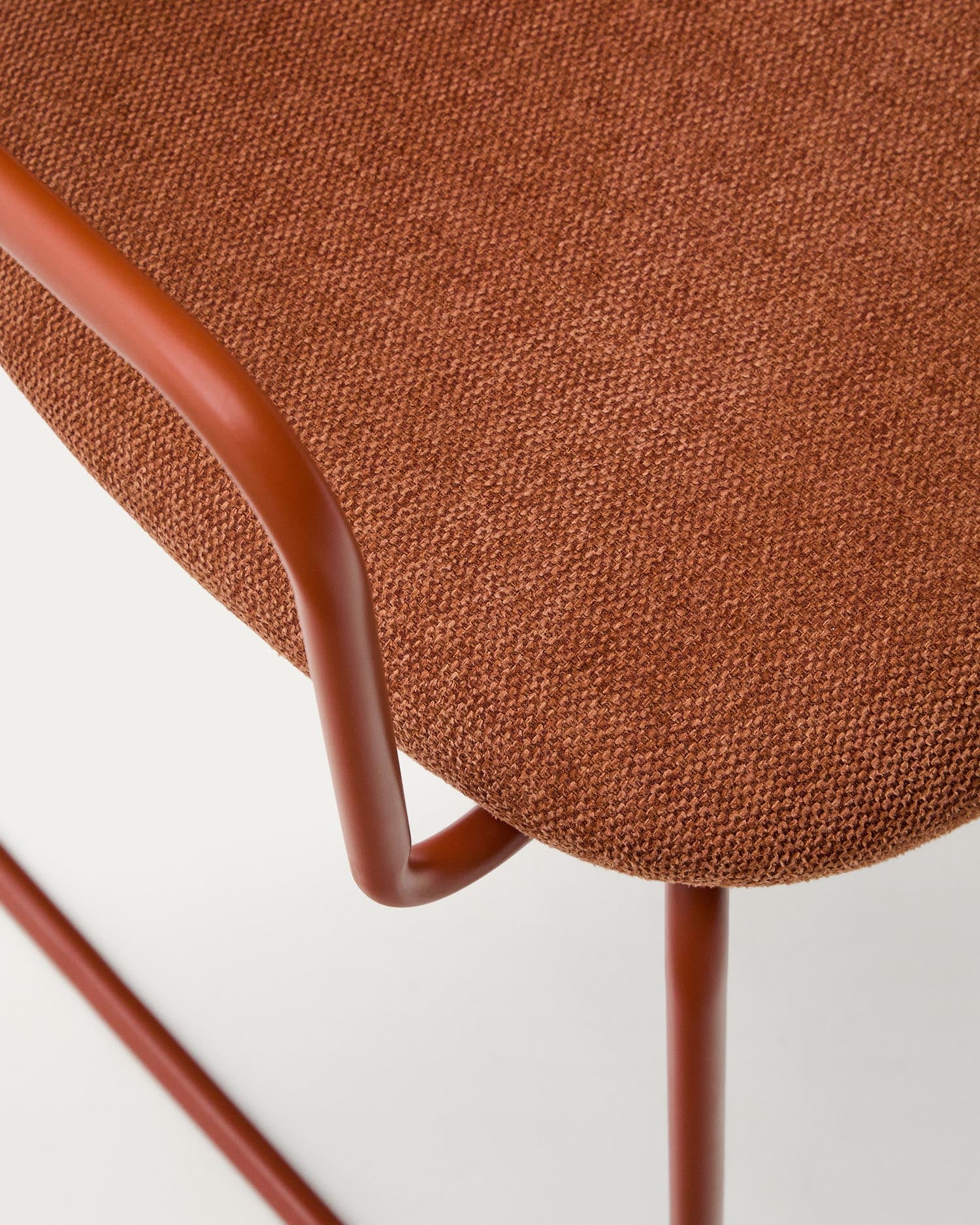 Entdecken Sie den eleganten Stuhl Meli von Kave Home, gefertigt aus terrakottafarbener Chenille und einem stabilen Metallgestell. Ideal für jeden Raum!