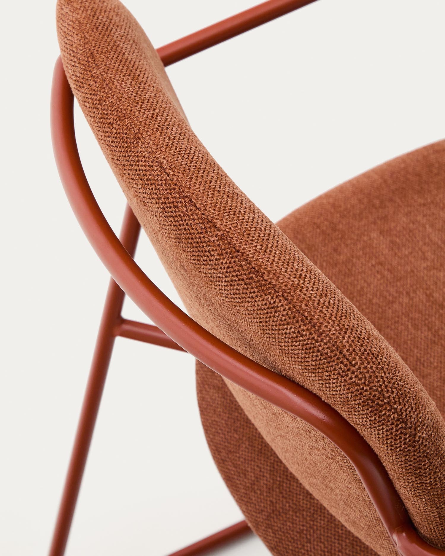 Erleben Sie den stilvollen Stuhl Meli von Kave Home, der mit terrakottafarbener Chenille und einem robusten Metallgestell überzeugt. Perfekt für Ihr Zuhause!