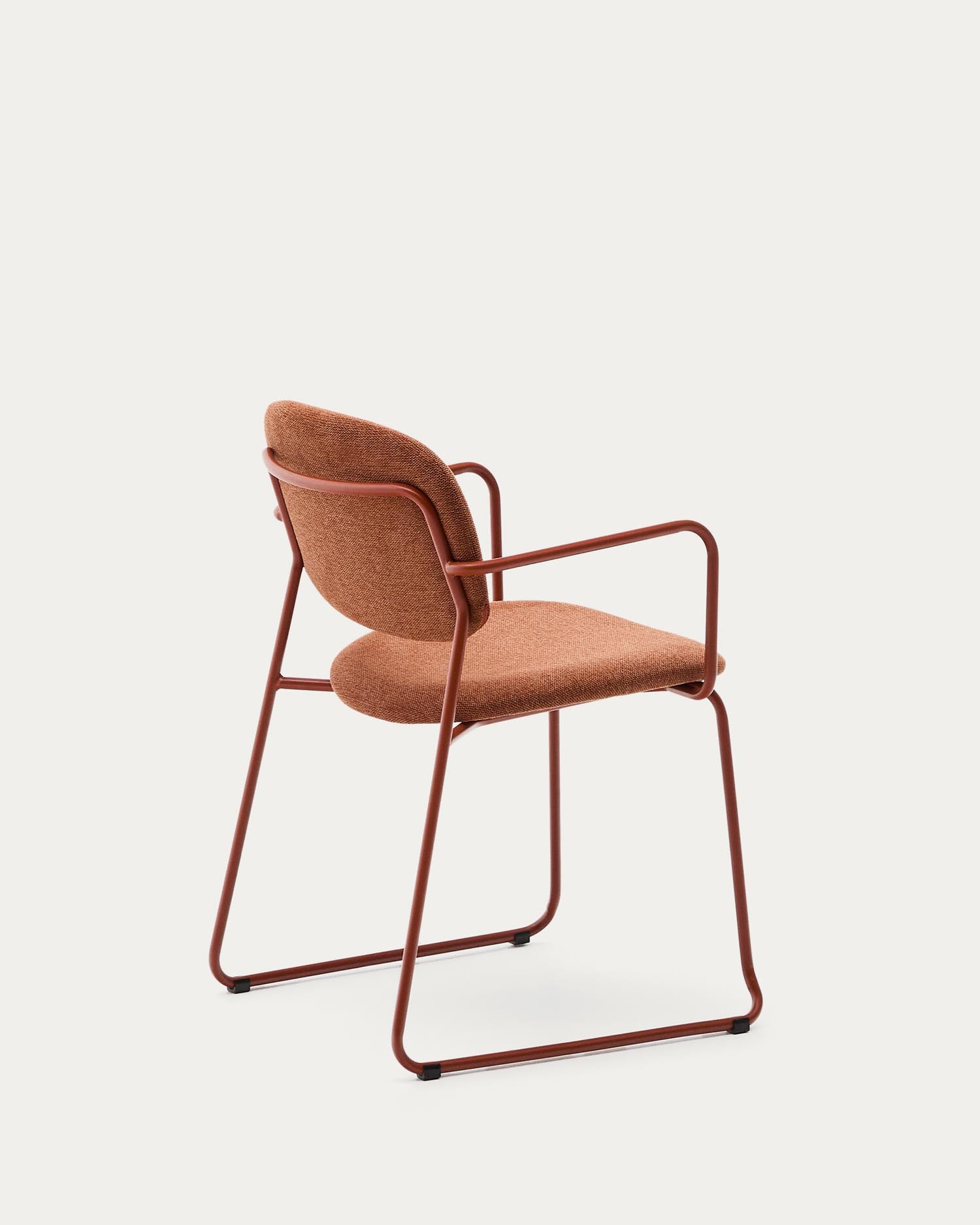 Erleben Sie den stilvollen Stuhl Meli von Kave Home, der mit terrakottafarbener Chenille und einem robusten Metallgestell überzeugt. Perfekt für Ihr Zuhause!