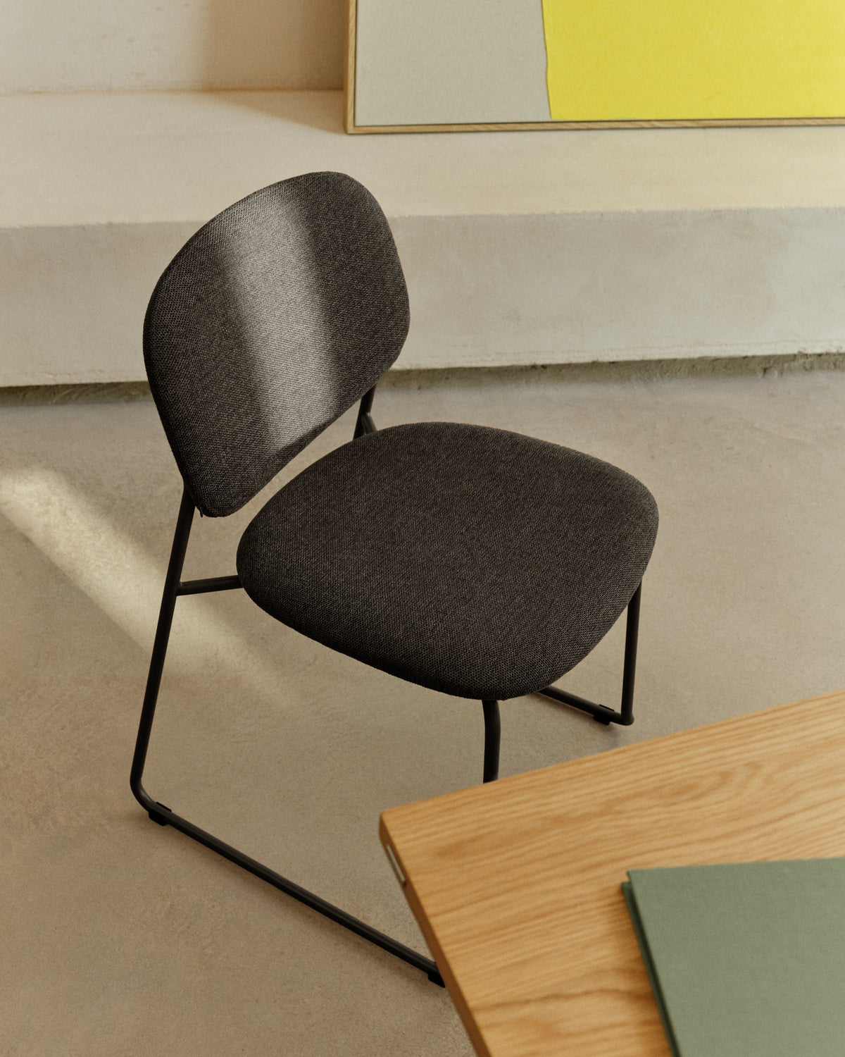 Stapelbarer Stuhl Meli mit grauer Chenille und grauen Metallbeinen FSC Mix Credit in Dunkelgrau präsentiert im Onlineshop von KAQTU Design AG. Stuhl ist von Kave Home