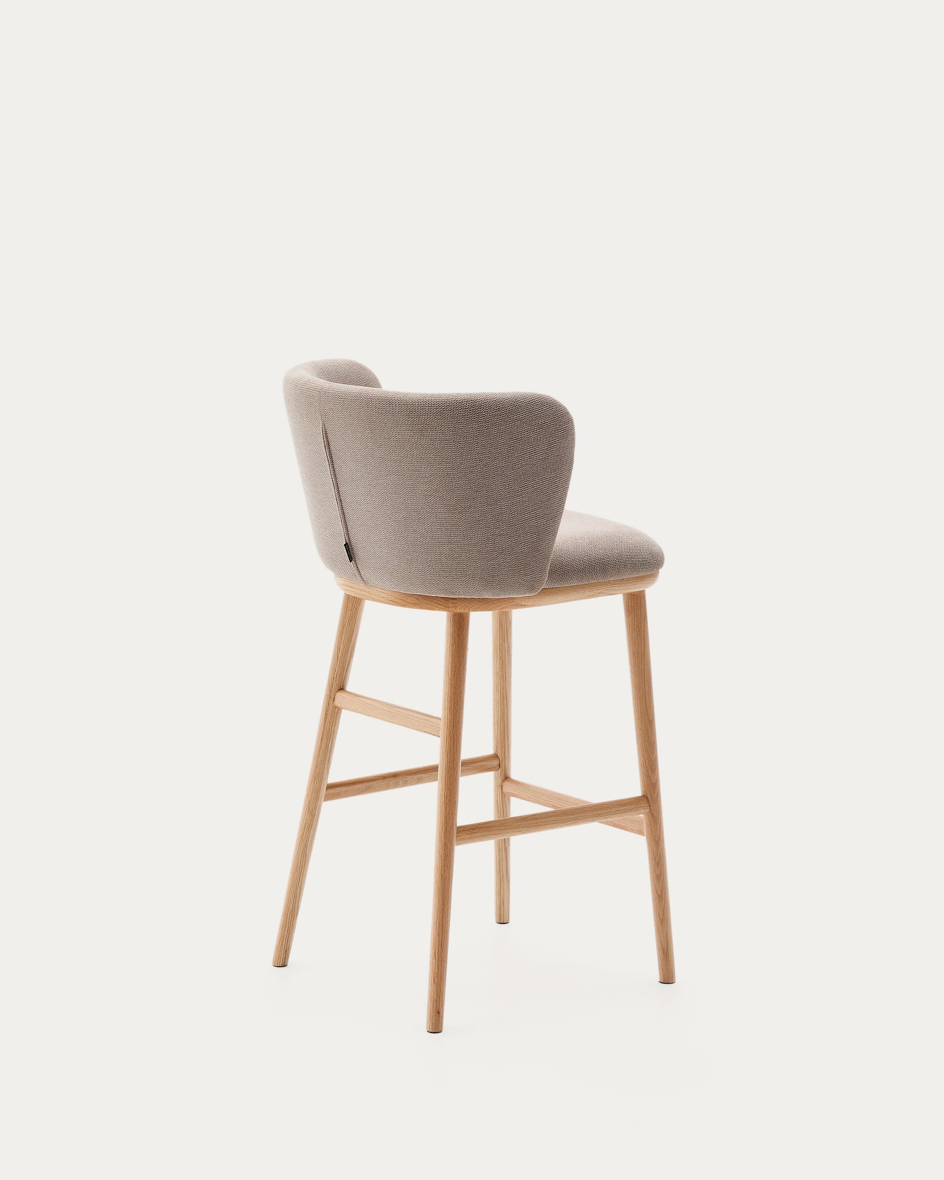 Eleganter Hocker Ciselia, 65 cm, mit brauner Chenille-Polsterung und FSC-zertifiziertem Eschenholz in natürlichem Finish.