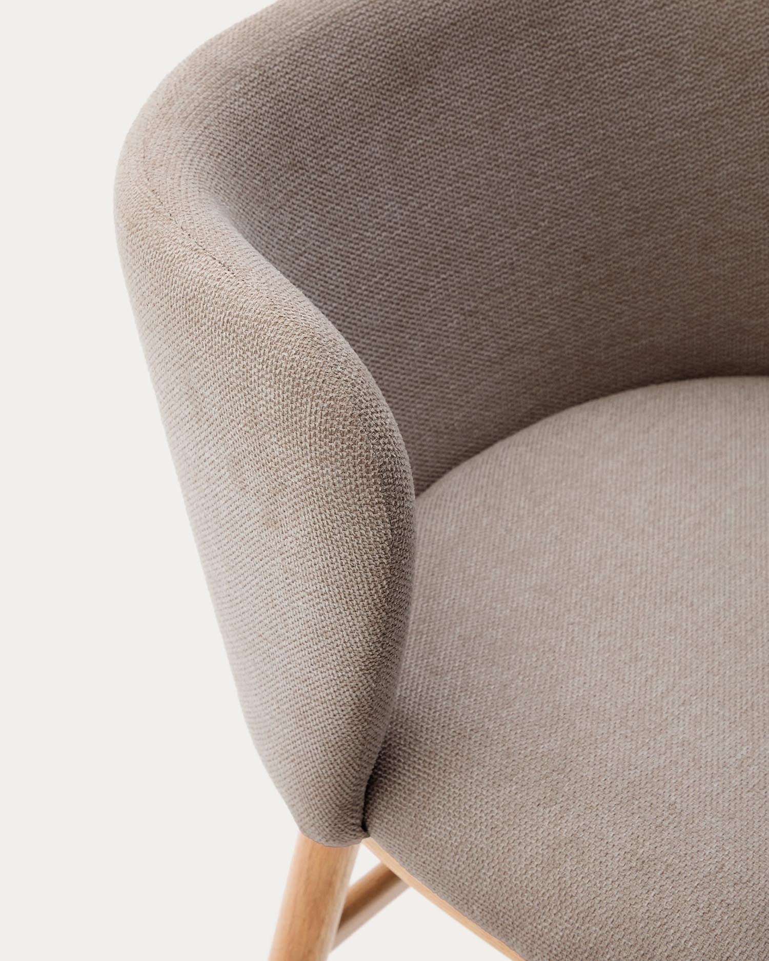 Hocker Ciselia: 65 cm hoch, aus edler brauner Chenille und massiver Esche, vereint Komfort und Stil für Ihr Zuhause.