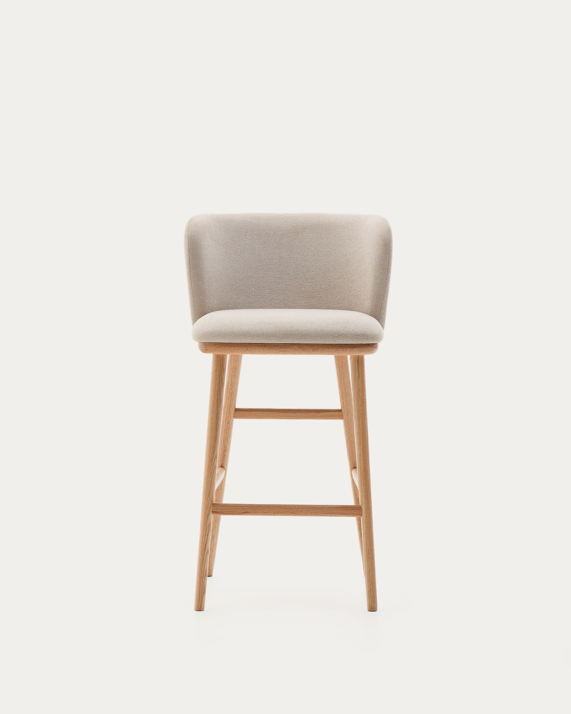 Moderner Hocker mit beigem Chenille-Bezug, stabilem Eschenholzgestell in natürlichem Finish, FSC-zertifiziert, Höhe 65 cm.