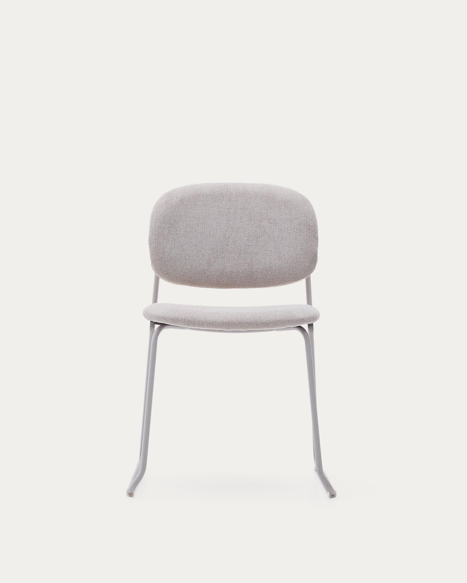 Erleben Sie den stapelbaren Stuhl Meli von Kave Home: Beige Chenille und Metallbeine vereinen Komfort und modernes Design für Ihr Zuhause.