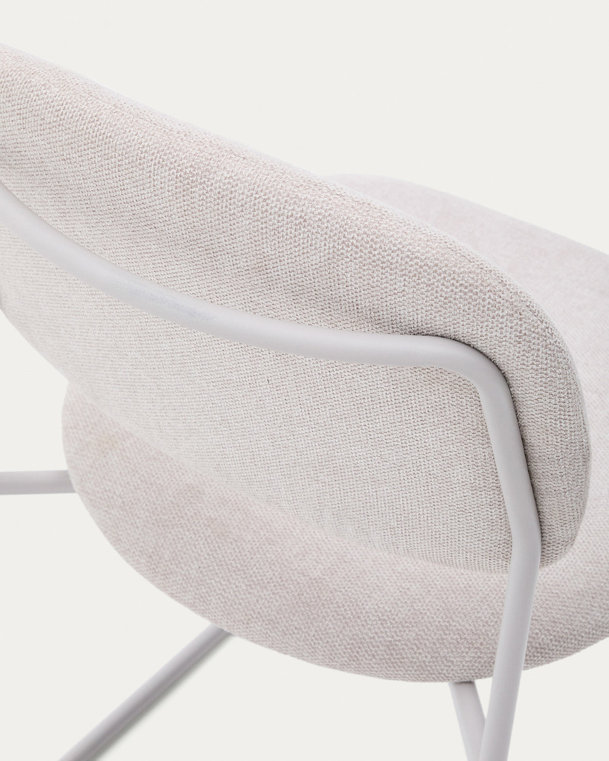 Stapelbarer Stuhl Meli mit beiger Chenille und beigen Metallbeinen FSC Mix Credit in Beige präsentiert im Onlineshop von KAQTU Design AG. Stuhl ist von Kave Home