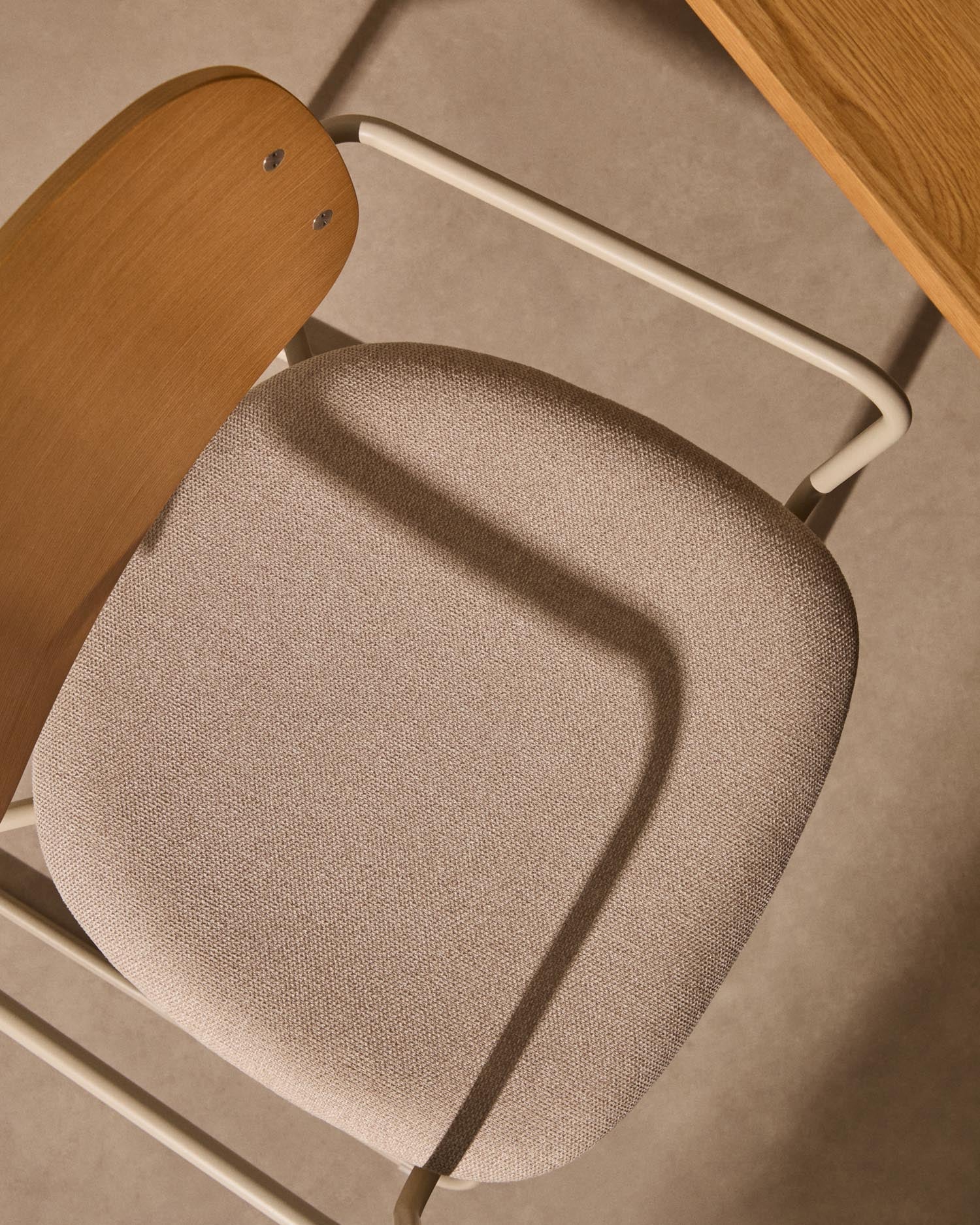 Erleben Sie den stilvollen Stuhl Meli von Kave Home: Edles Eschenfurnier, komfortabler Chenille-Sitz und modernes Metallgestell in sanftem Beige.