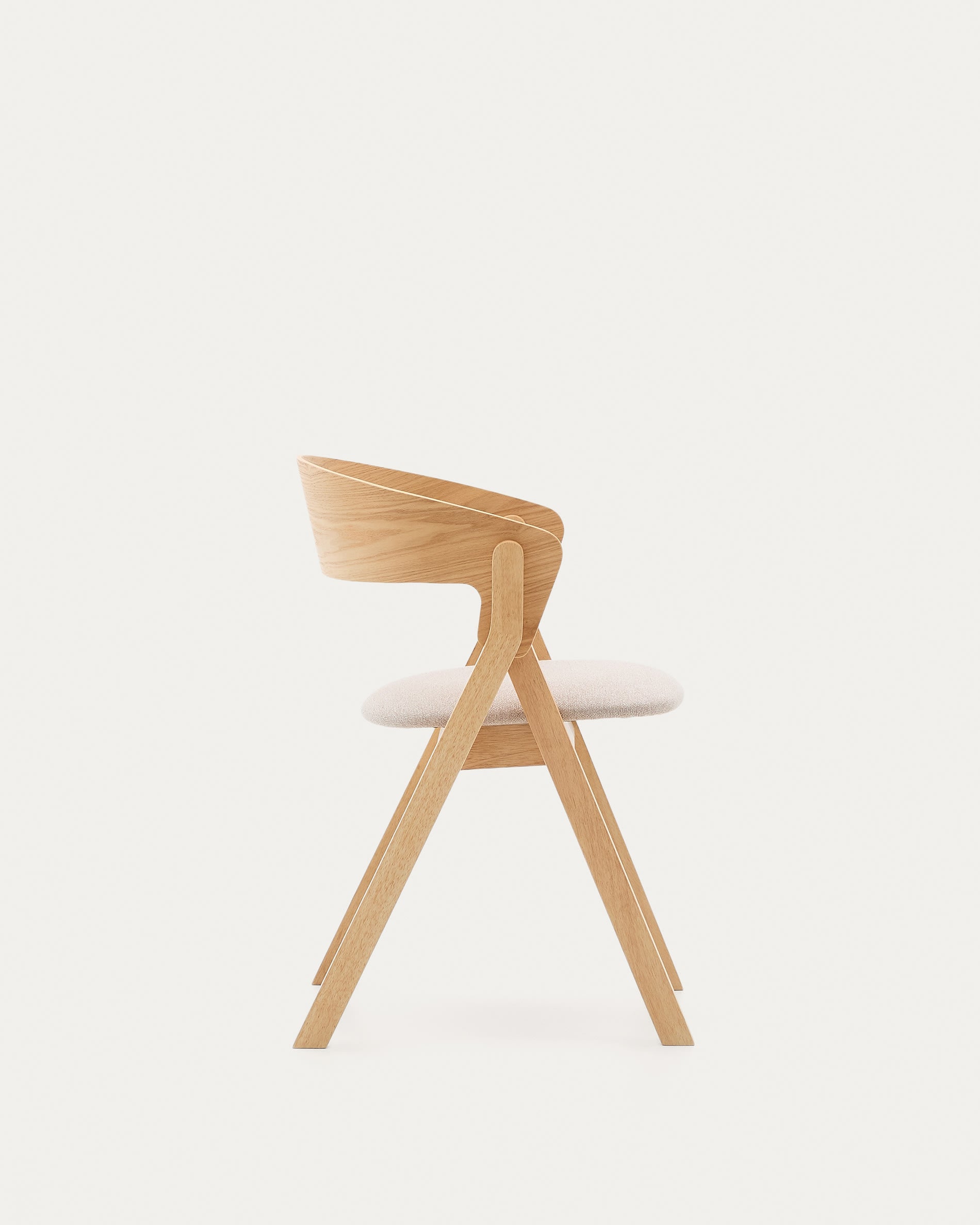 Eleganter Stuhl Godia aus Eschefurnier und Kautschukholz, naturfarben, mit beiger Chenille-Polsterung, stilvoll und bequem.