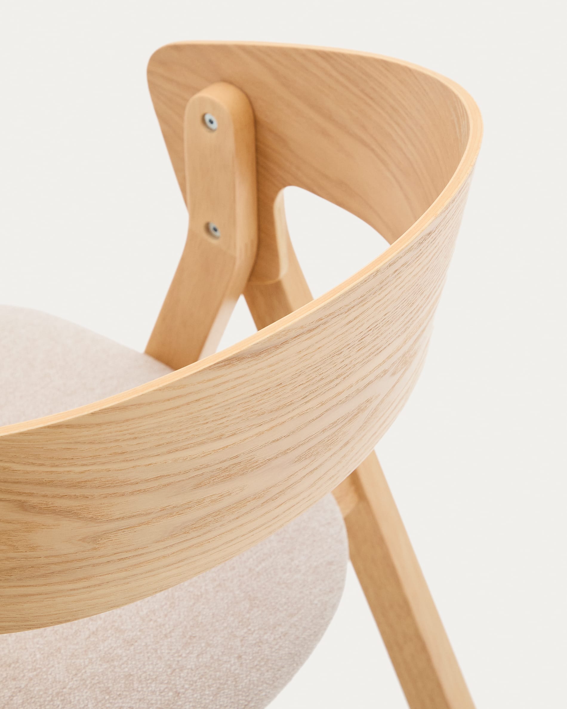 Entdecken Sie den Stuhl Godia von Kave Home: Hochwertiges Eschefurnier, robustes Kautschukholz und ein elegantes, zeitloses Design für Ihr Zuhause.