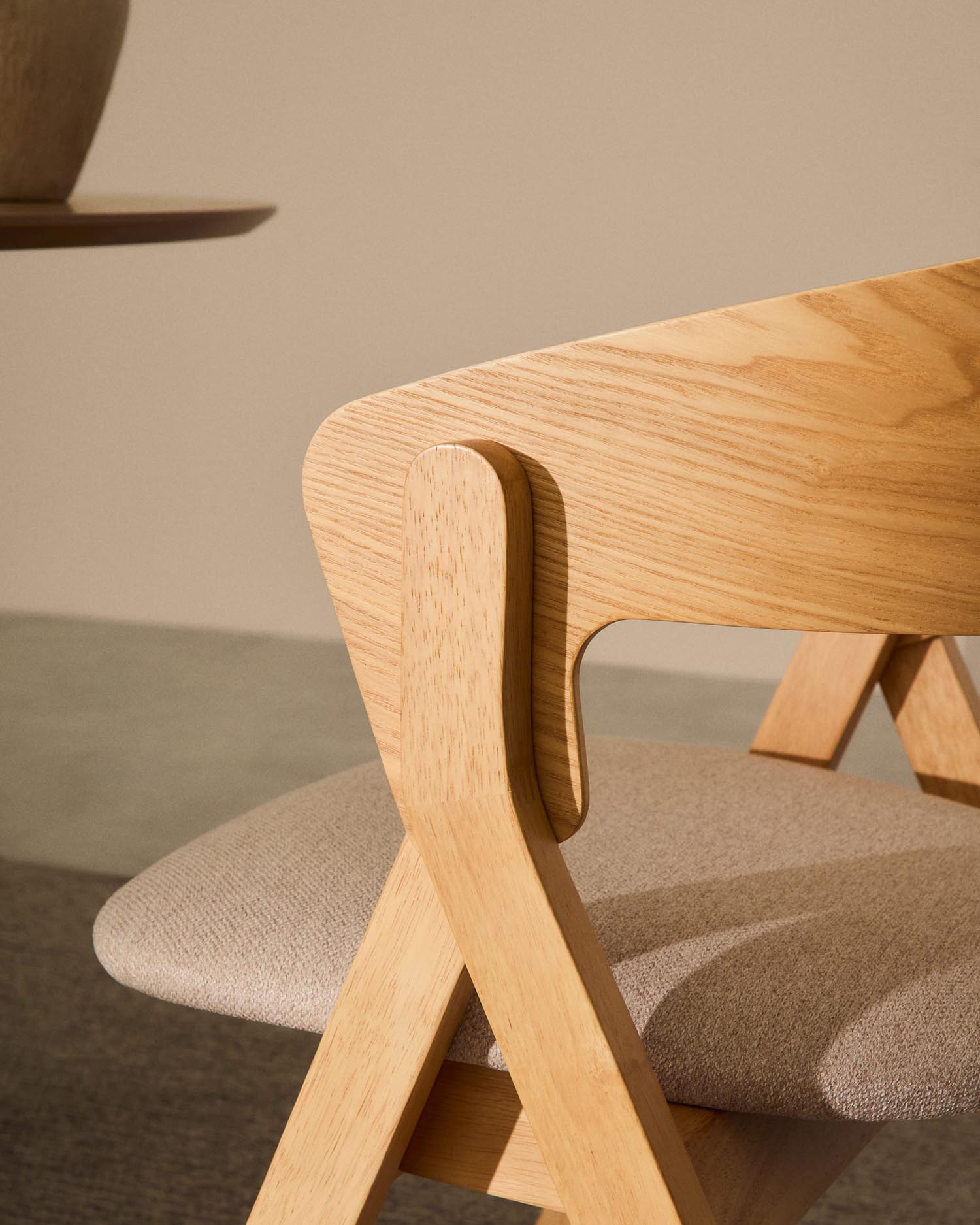 Stuhl Godia aus Eschefurnier und Kautschukholz, naturfarben, mit beiger Chenille-Polsterung, stilvoll und komfortabel.