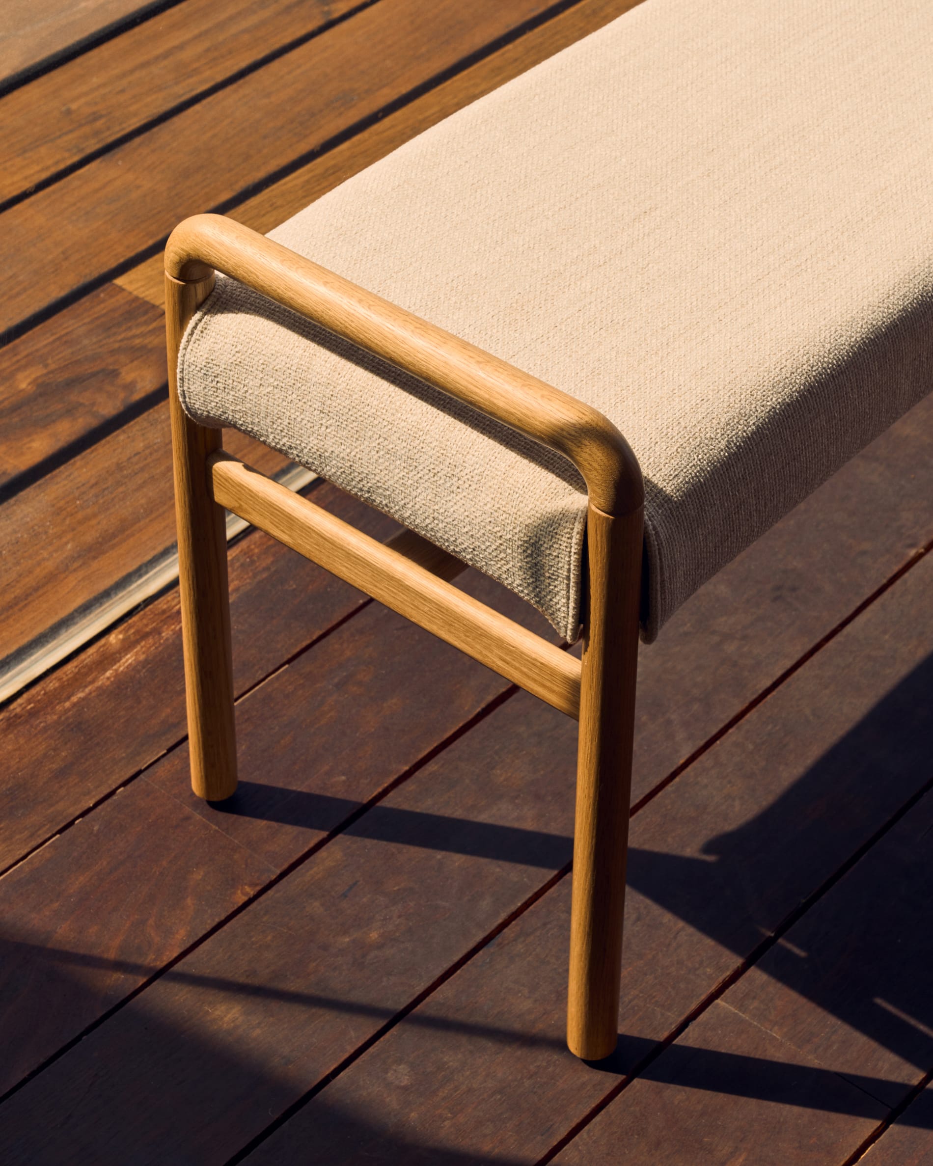 Elegante Polsterbank aus massivem Eichenholz mit natürlichem Finish, abnehmbarem Bezug und FSC-zertifiziert, 120 cm breit.