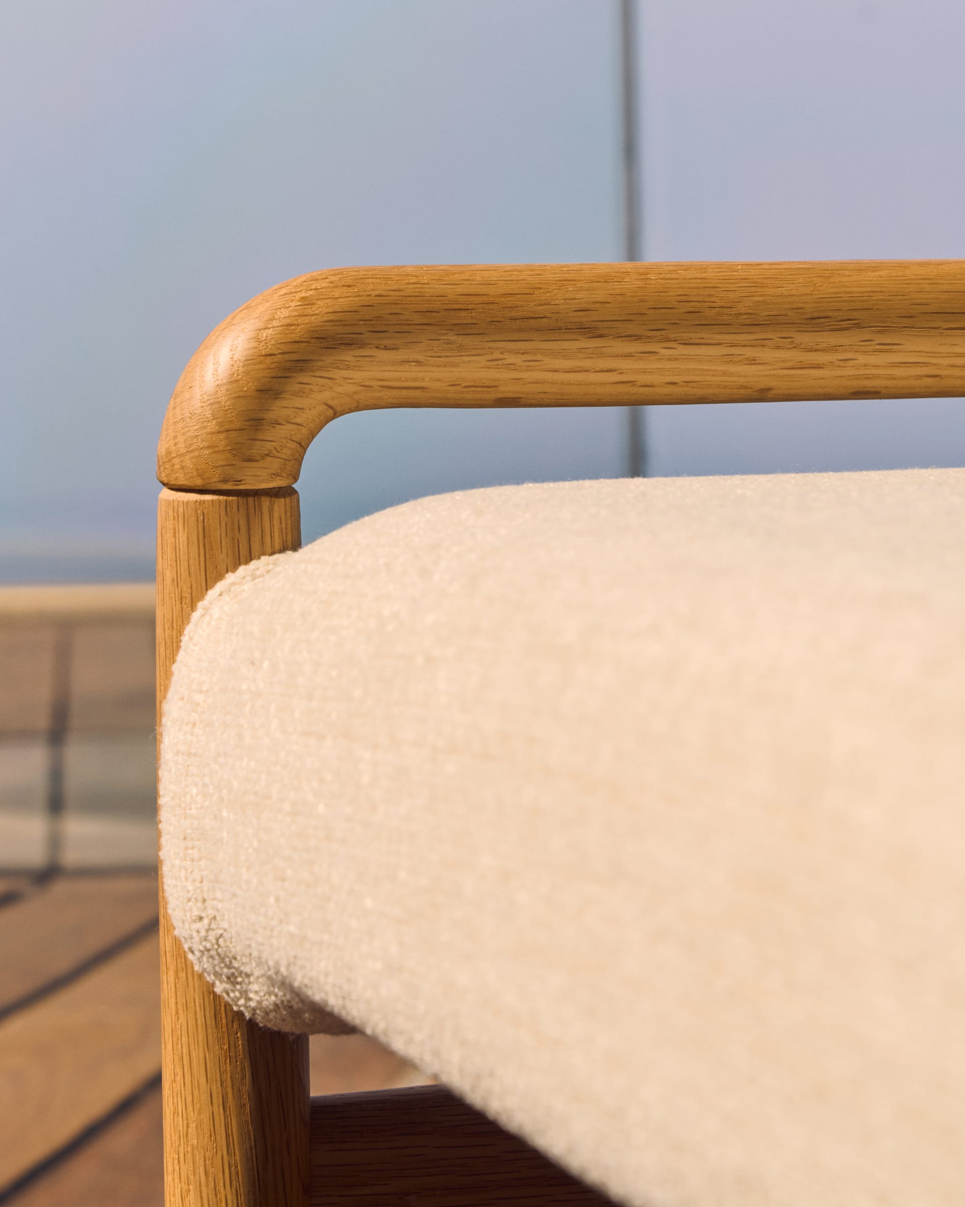 Stilvolle Polsterbank aus Eichenholz mit natürlichem Finish, abnehmbarem Bezug, FSC-zertifiziert, 120 cm breit.