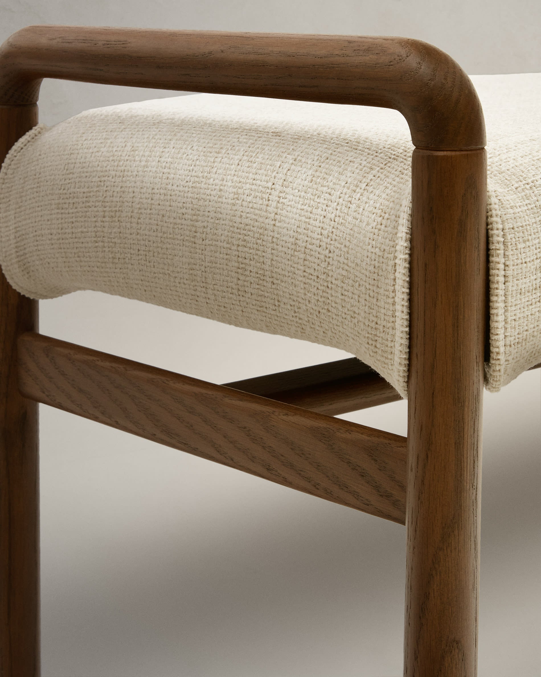 Stilvolle Macaret Polsterbank aus massivem Eichenholz mit edlem Nussbaum-Finish, 120 cm lang, abnehmbarer Bezug, FSC-zertifiziert von Kave Home.