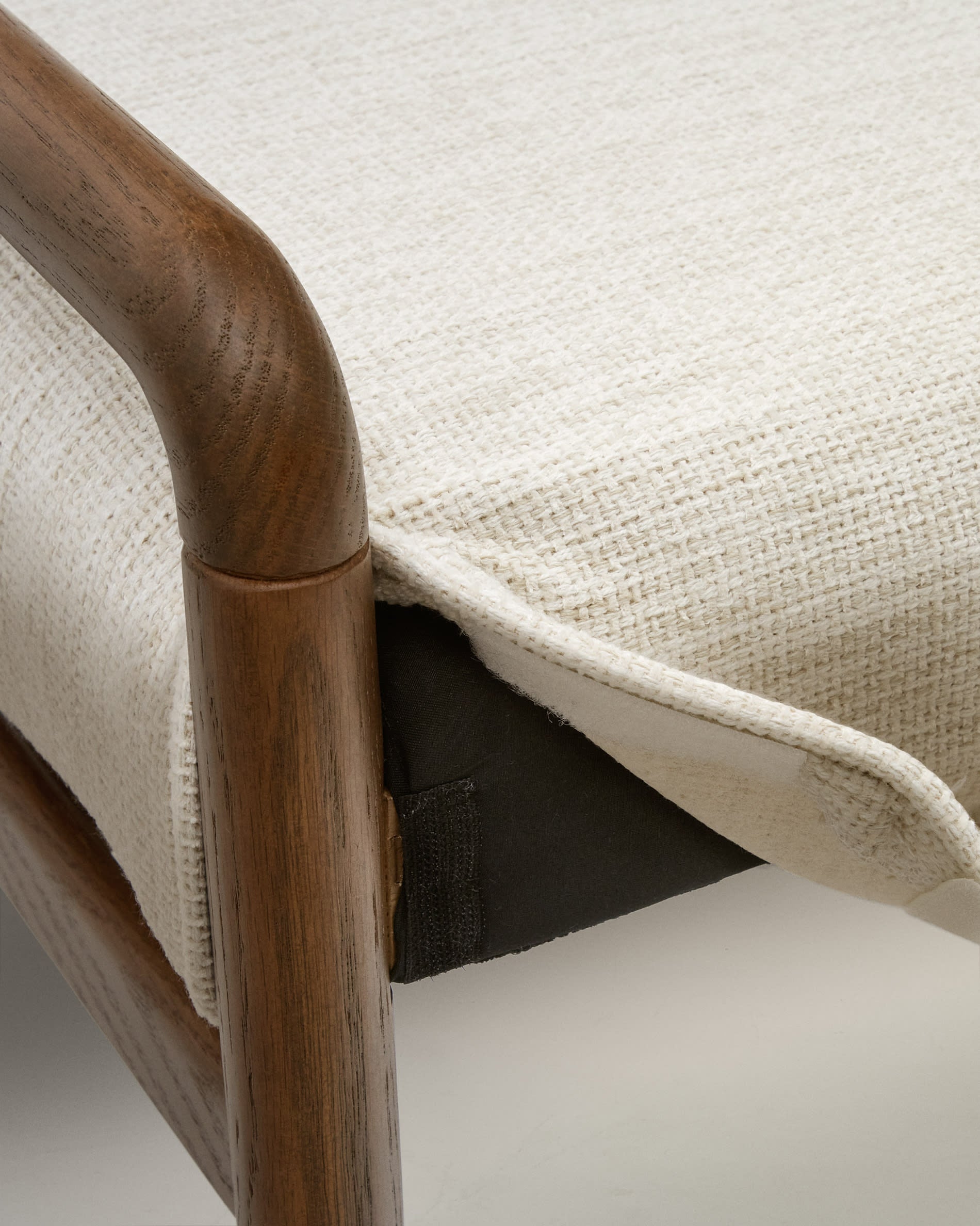 Elegante Macaret Polsterbank aus robustem Eichenholz mit Nussbaum-Finish, 120 cm, pflegeleichter abnehmbarer Bezug, FSC-zertifiziert von Kave Home.