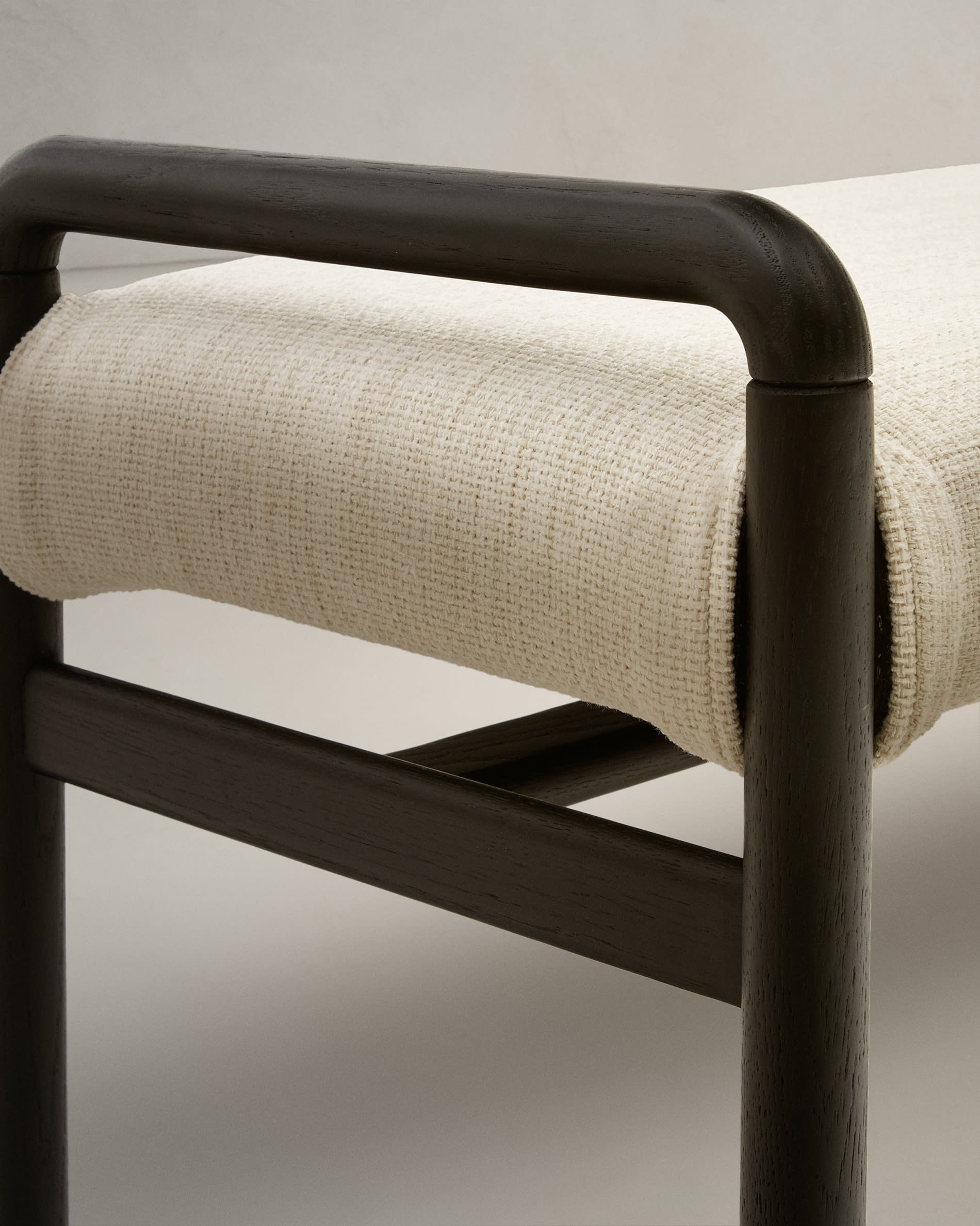 Elegante Macaret Polsterbank aus massivem Eichenholz, 120 cm, mit praktischem, abnehmbaren Bezug in Schwarz – ideal für jeden Raum.