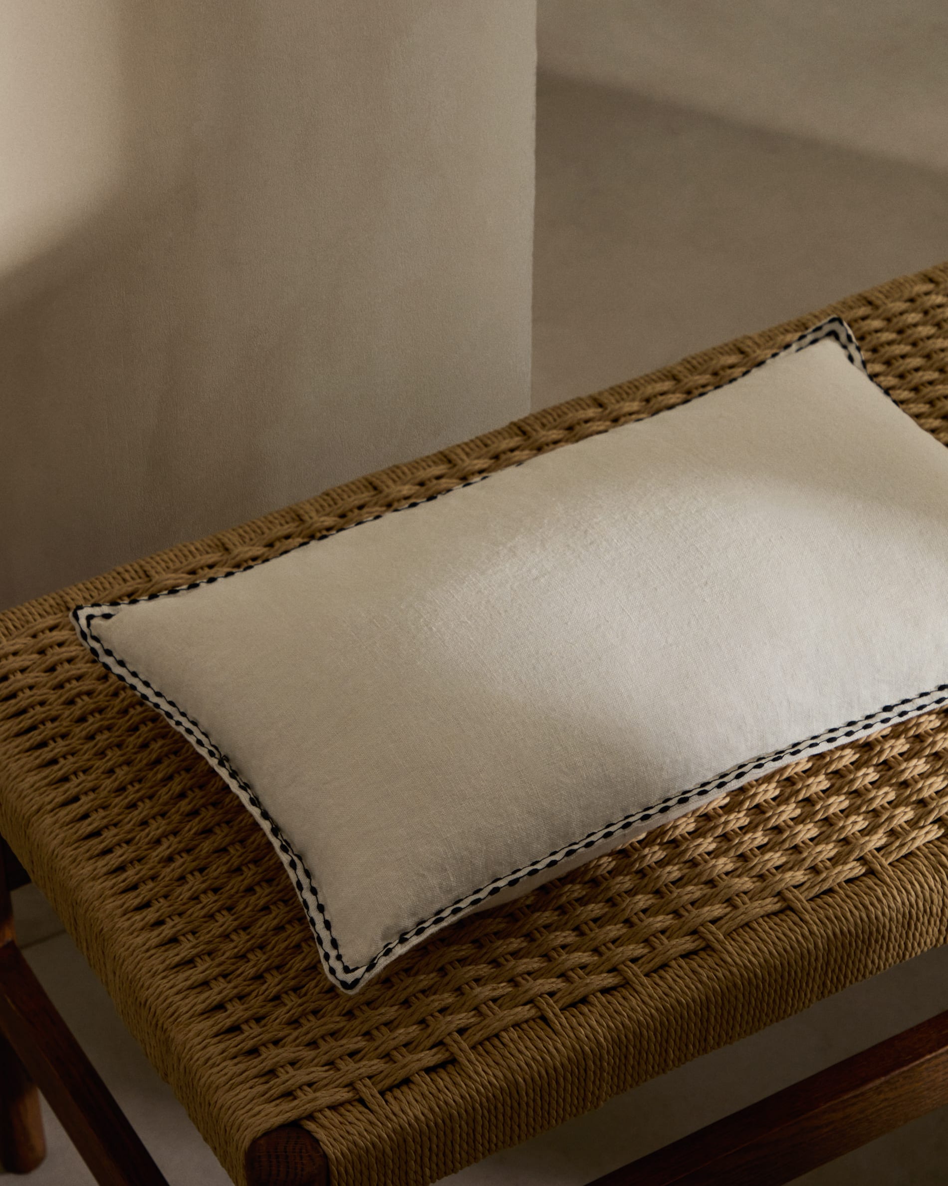 Zaide Bank aus FSC-zertifiziertem Eichenholz mit edlem Nussbaum-Finish und Seilsitz, 120 cm, von Kave Home.