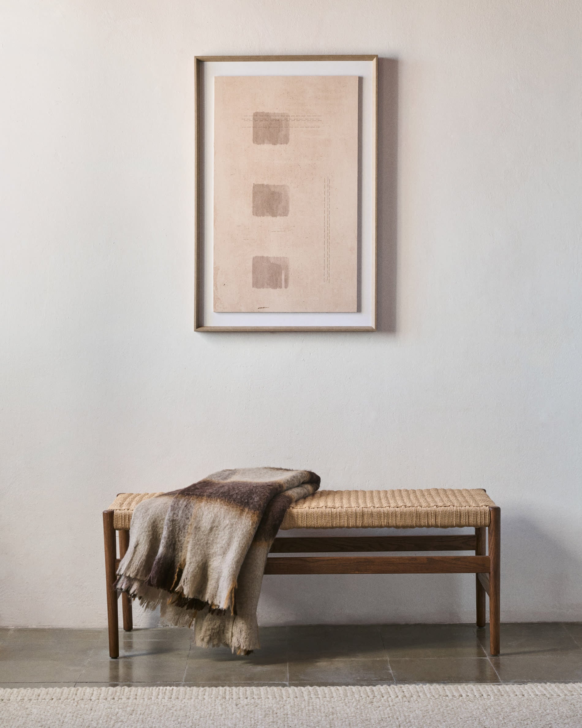 Elegante Zaide Bank aus FSC-zertifiziertem Eichenholz mit Nussbaum-Finish und Seilsitz, 120 cm, von Kave Home.