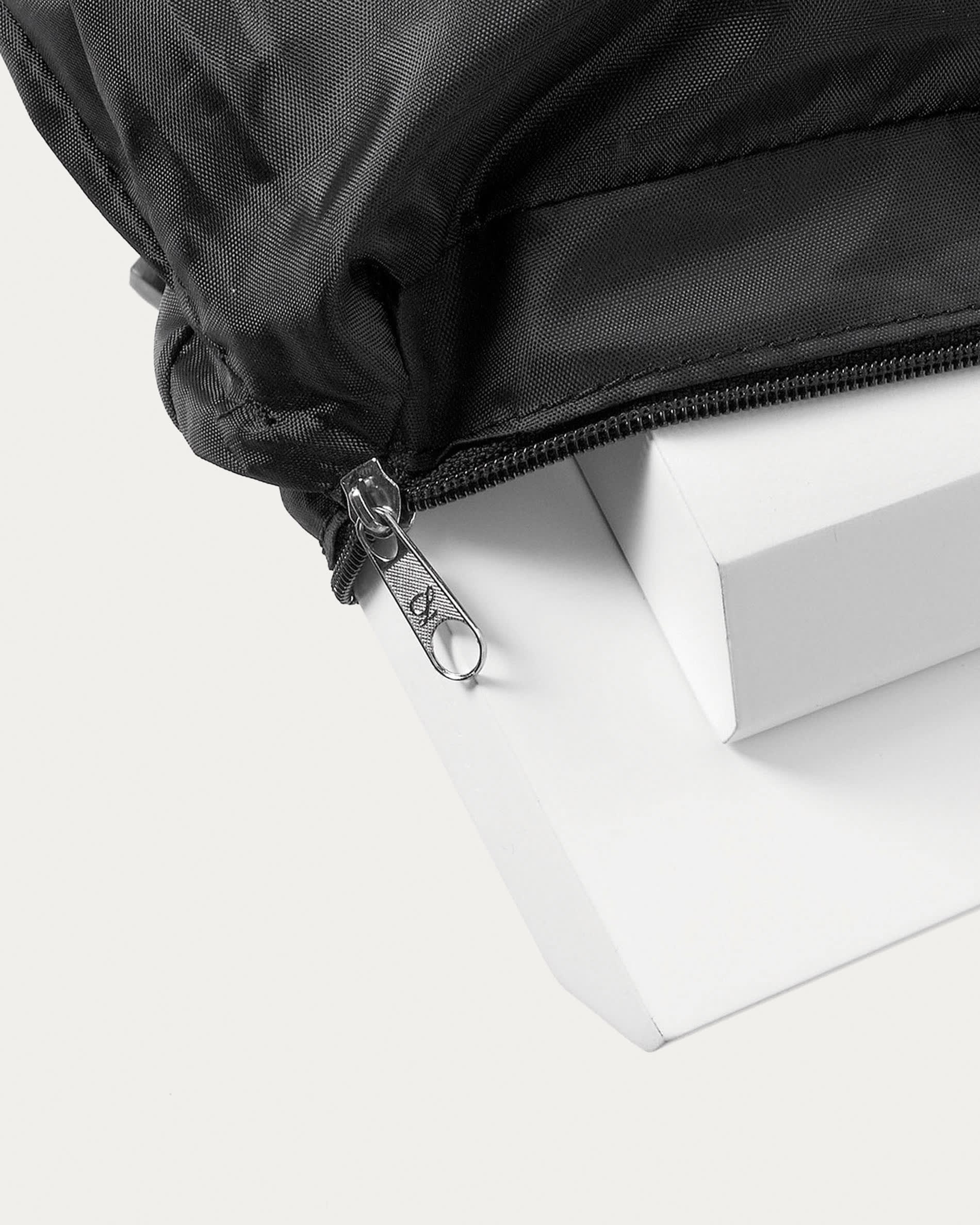 Praktische Tasche für ovale Tischverlängerungen von Kave Home: langlebig, schick und ideal für sicheren Transport und Aufbewahrung.