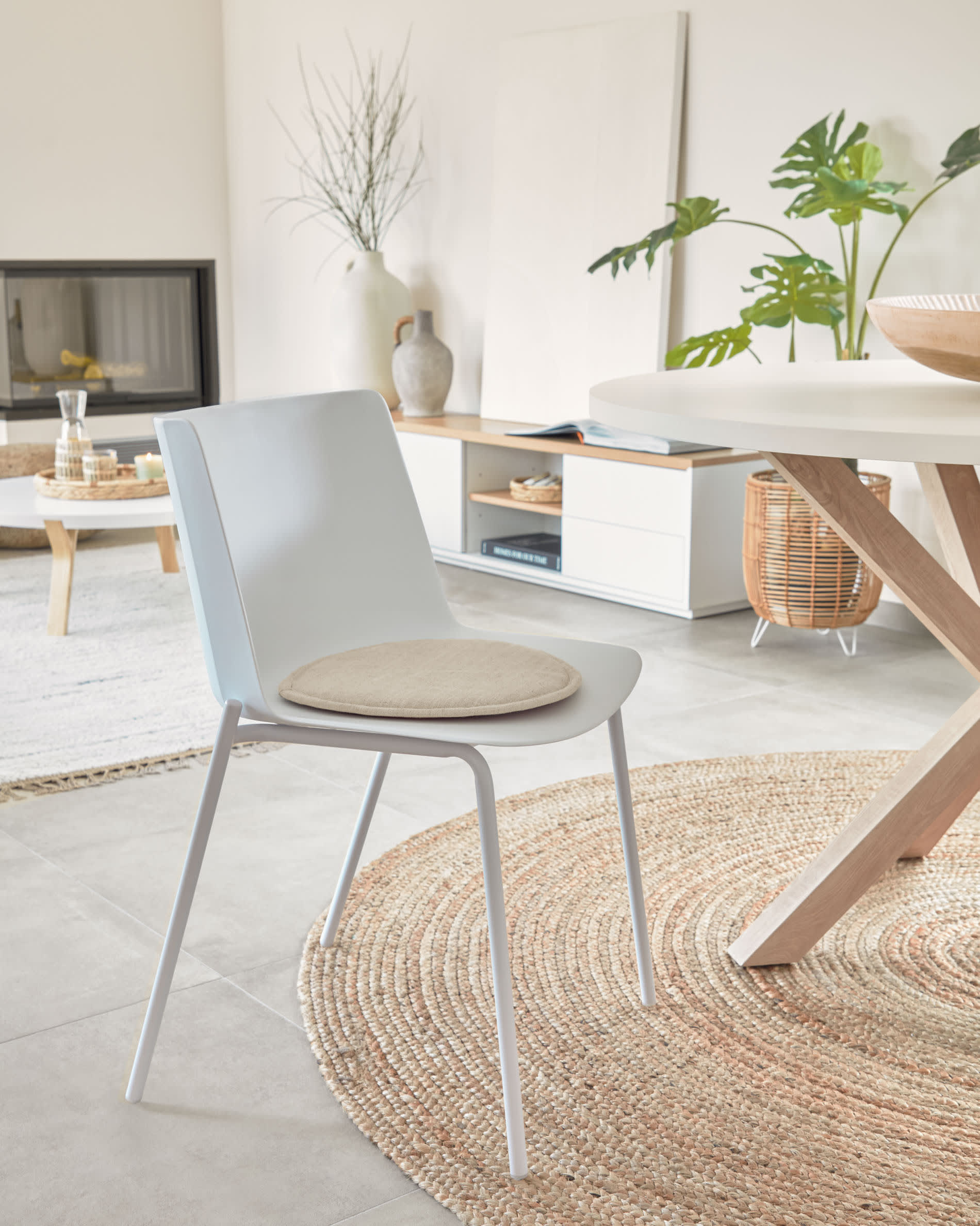 Moderner Dilos Couchtisch aus massivem Eschenholz, weiß lackiert, Ø 90 cm – perfektes Highlight für Ihr Wohnzimmer und vielseitig einsetzbar.