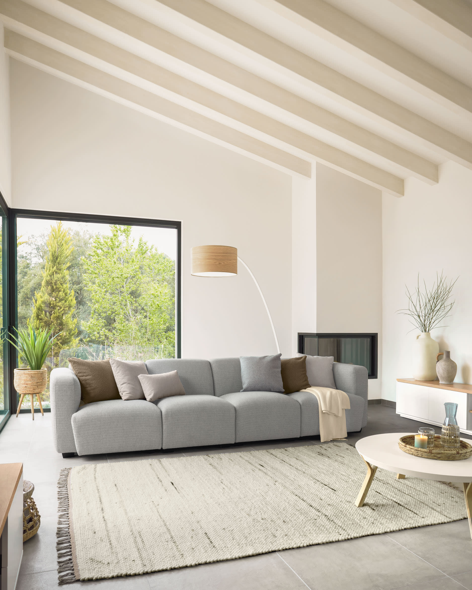 Moderner Couchtisch aus massivem Eschenholz mit weiss lackierter Oberfläche, 90 cm Durchmesser, von Kave Home.