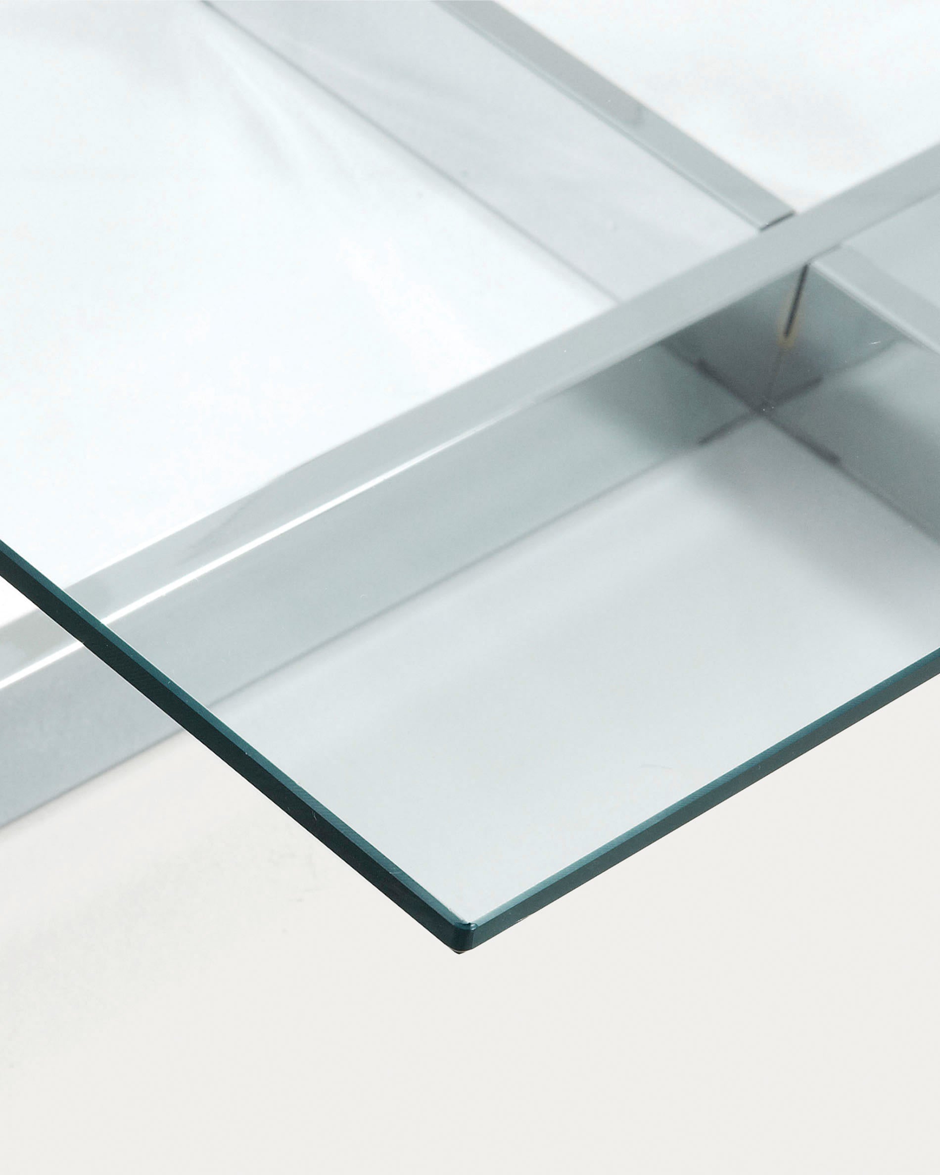 Eleganter Couchtisch aus klarem Glas und stabiler Stahlstruktur mit Chrom-Finish, 120 x 70 cm, ideal für stilvolle Wohnräume.