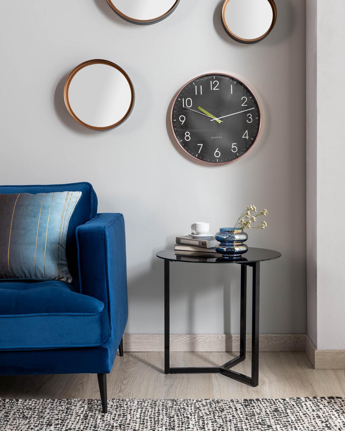 Moderner Raeam Tisch: Glas & Stahl, Ø 50 cm, stilvolles Design.