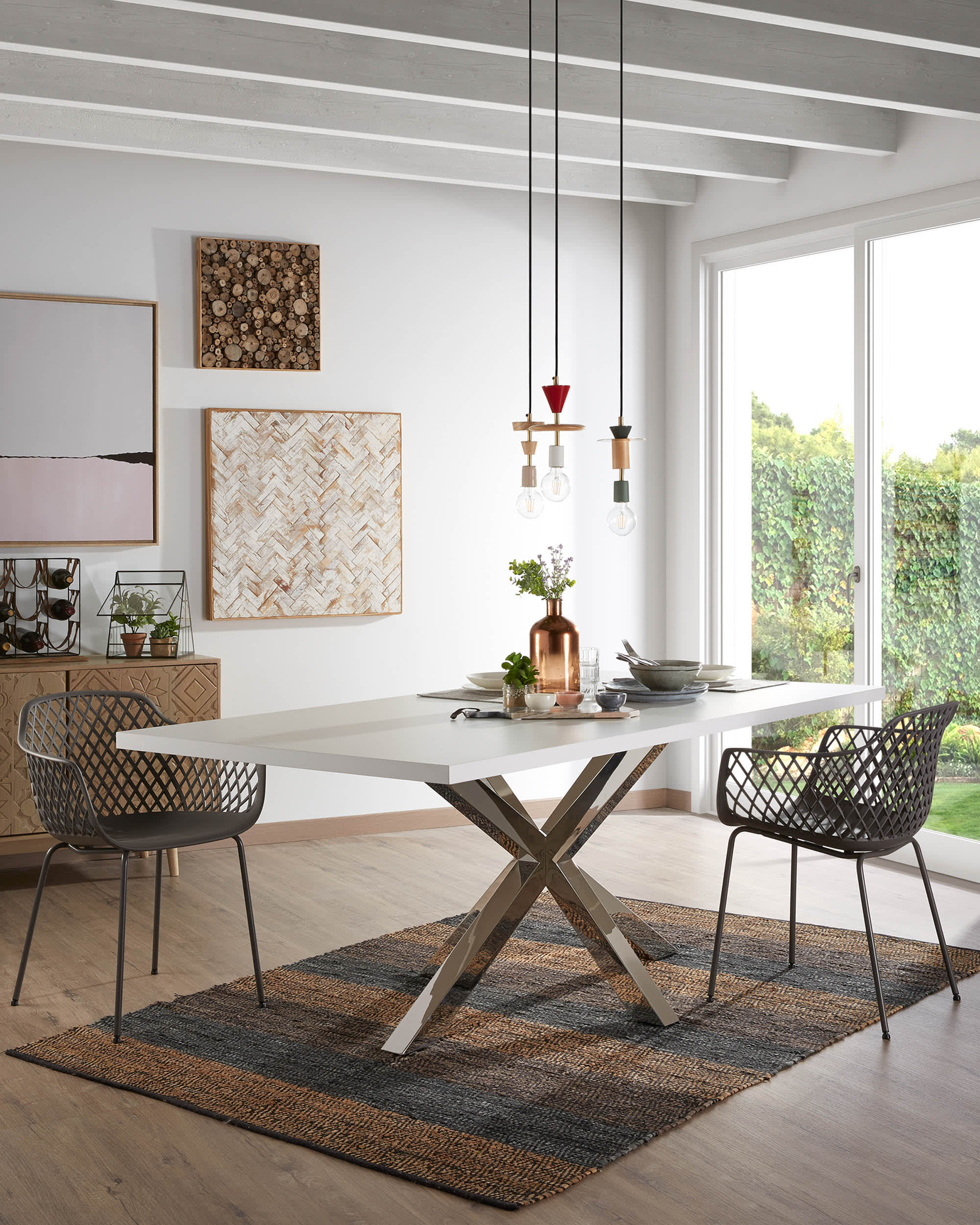 Moderner Tisch Argo: Weisse Melaminplatte, Edelstahlbeine, 200x100 cm. Stilvoll, robust, ideal für gesellige Runden.