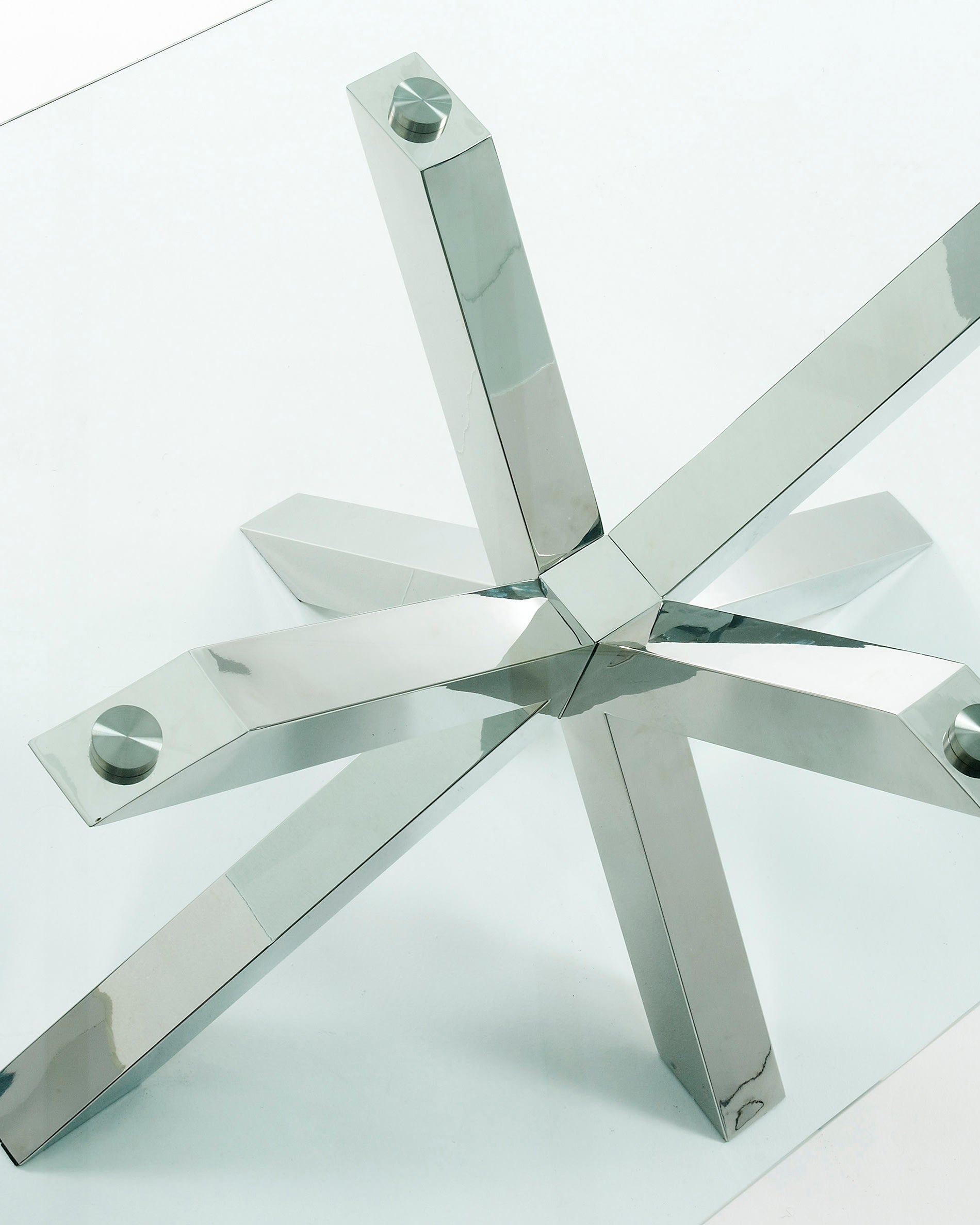 Stilvoller Argo Tisch von Kave Home: 180 x 100 cm, mit eleganter Glasplatte und stabilen Edelstahlbeinen – ideal für gesellige Anlässe.