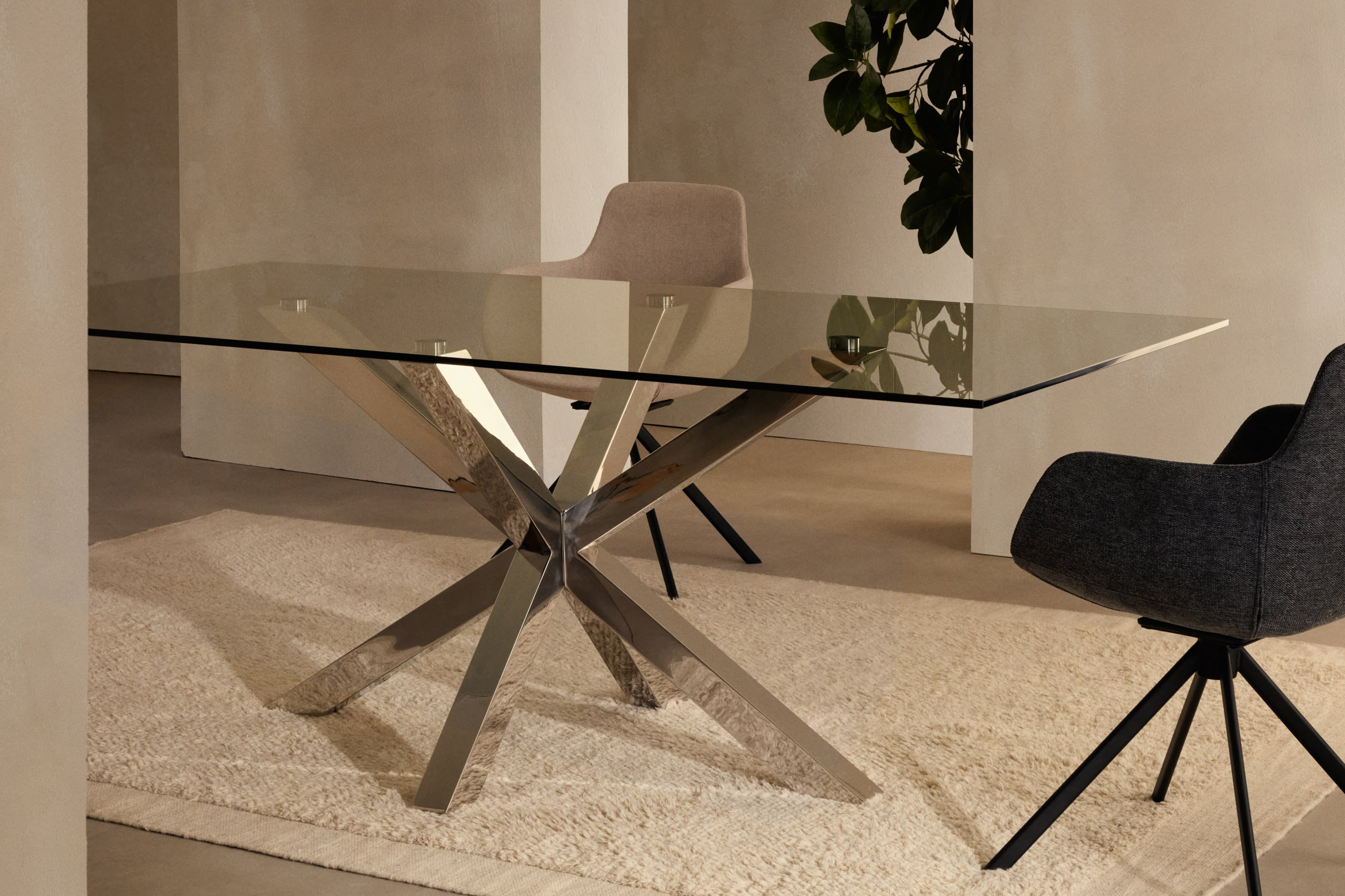 Moderner Argo Tisch mit Glasplatte und Edelstahlbeinen, 180x100 cm, ideal für stilvolle Wohn- und Essbereiche.