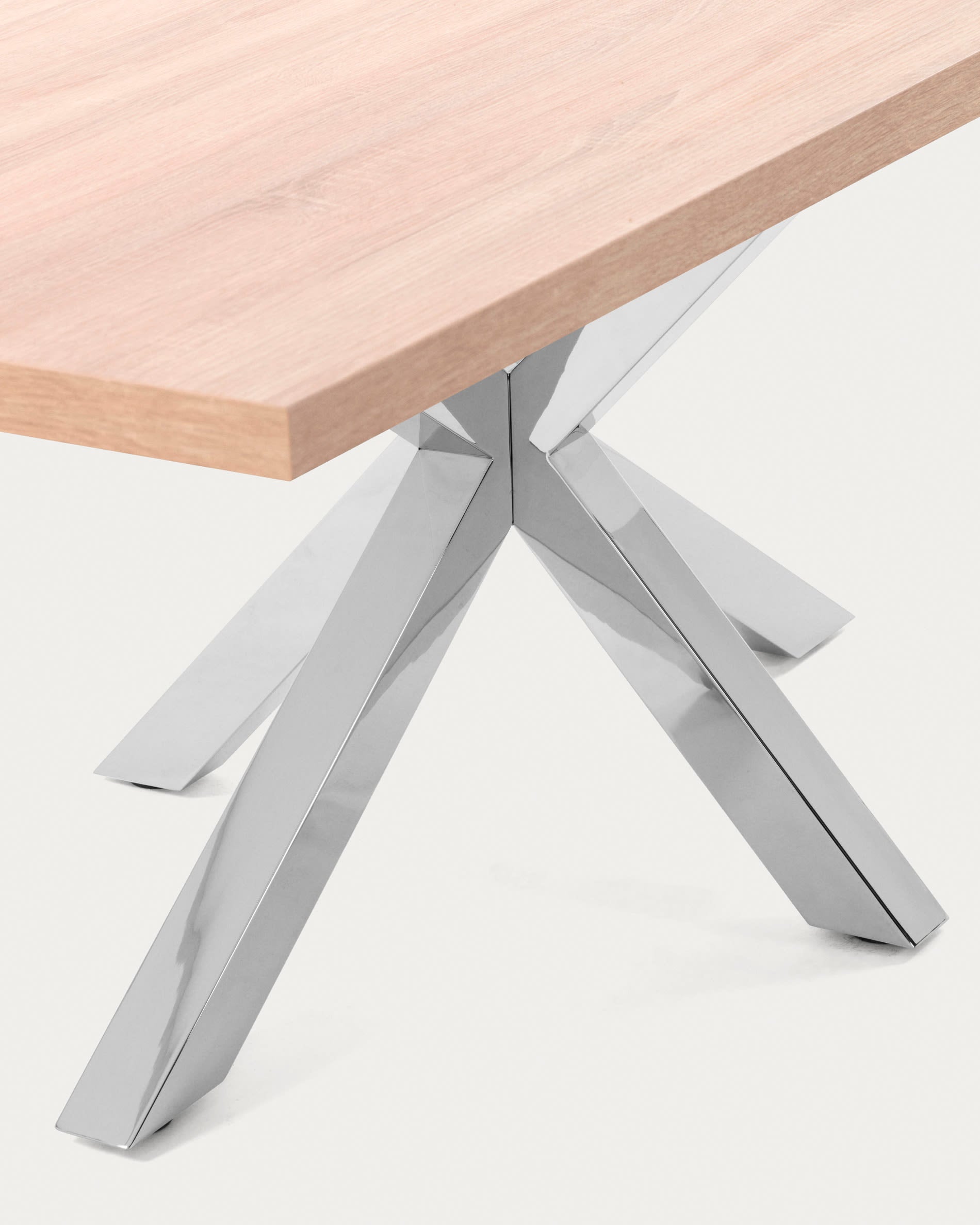 Entdecken Sie den stilvollen Tisch Argo von Kave Home: 180 x 100 cm, pflegeleichte Melamin-Oberfläche und stabile Edelstahlbeine für Ihr Esszimmer.