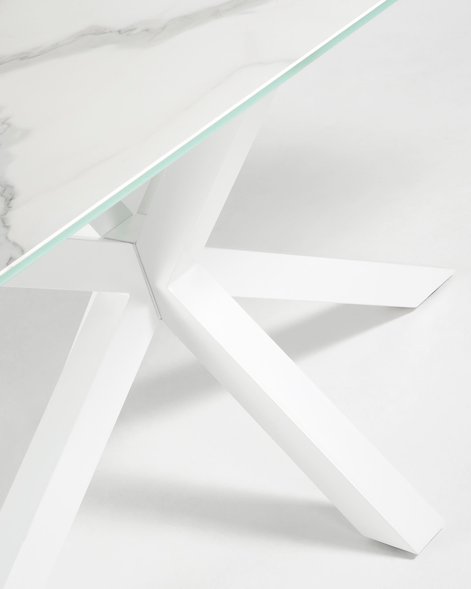 Moderner Tisch Argo aus weissem Kalos-Porzellan und robusten Stahlbeinen, 200 x 100 cm. Ideal für gesellige Anlässe und stilvolle Einrichtung.