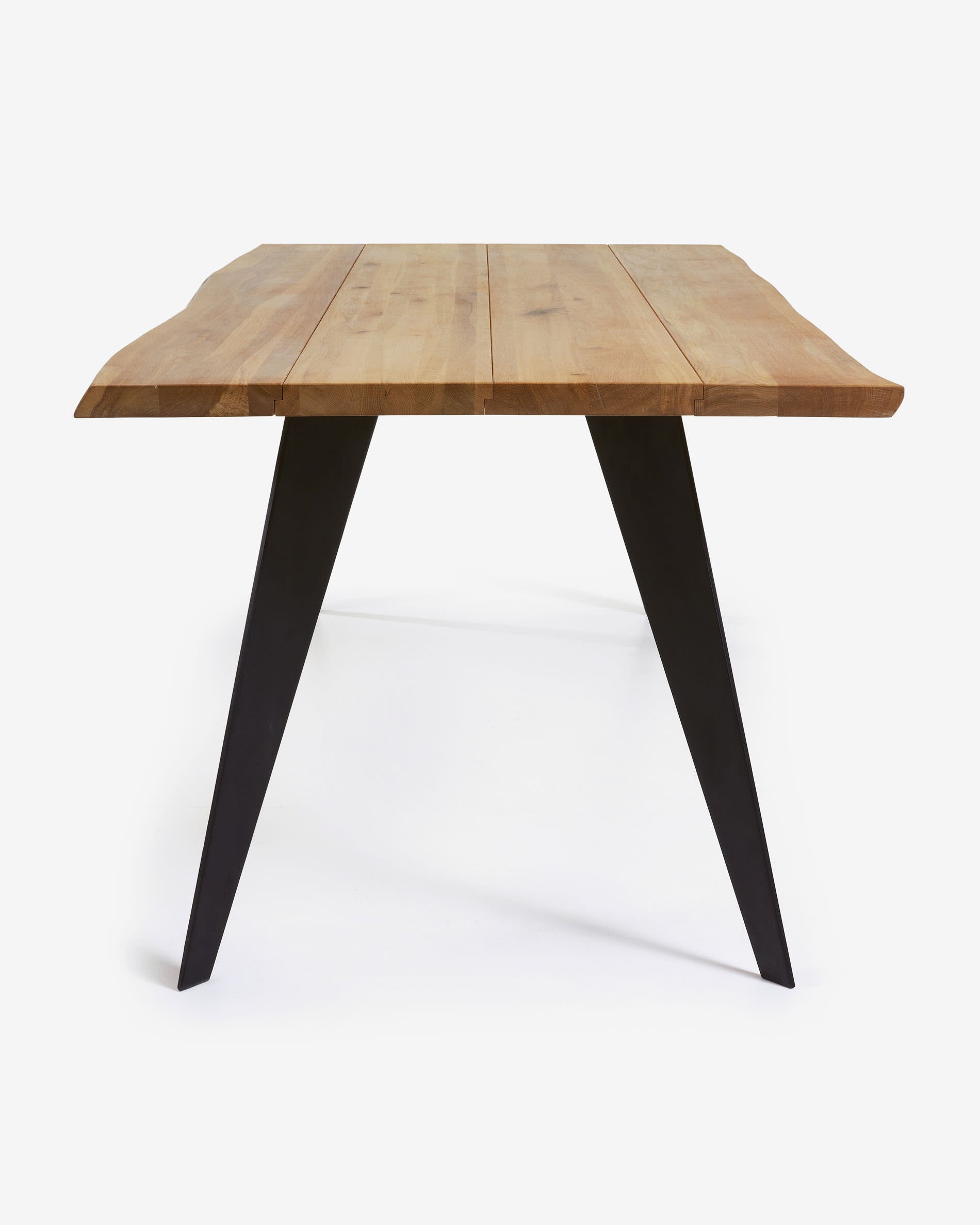 Eleganter Koda Tisch mit Eichenfurnier und natürlichem Finish, schwarze Stahlbeine, 160x90 cm, perfekt für moderne Wohnräume.