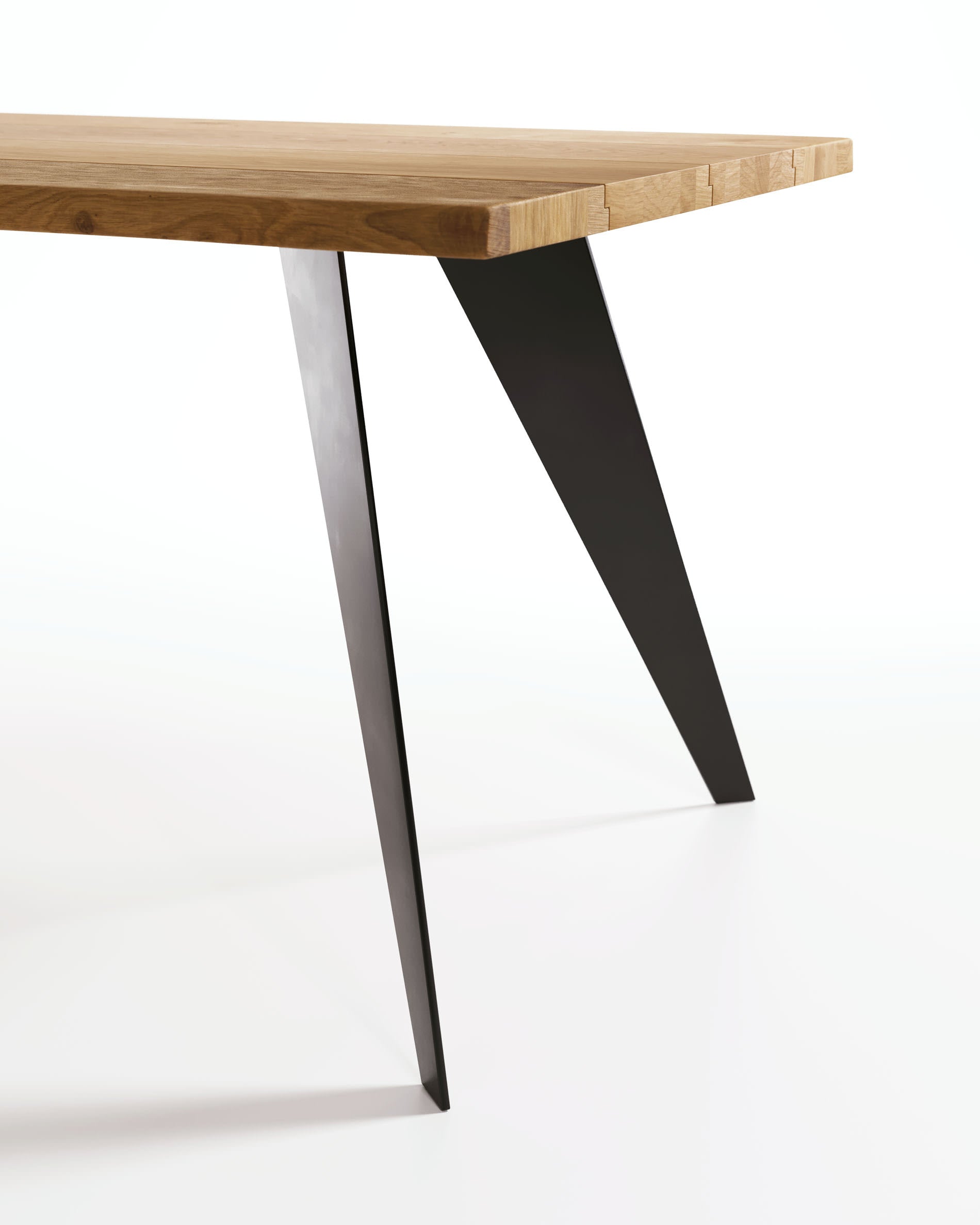 Eleganter Koda Tisch mit Eichenfurnier und natürlichem Finish, 160 x 90 cm. Robuste Stahlbeine in Schwarz für modernen Stil und Langlebigkeit.