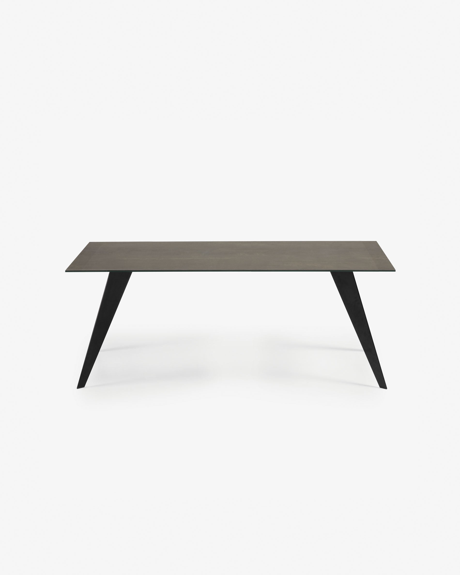 Koda Tisch aus Feinsteinzeug mit Iron Moss Finish und schwarzen Stahlbeinen 200 x 100 cm in Schwarz präsentiert im Onlineshop von KAQTU Design AG. Esstisch ist von Kave Home