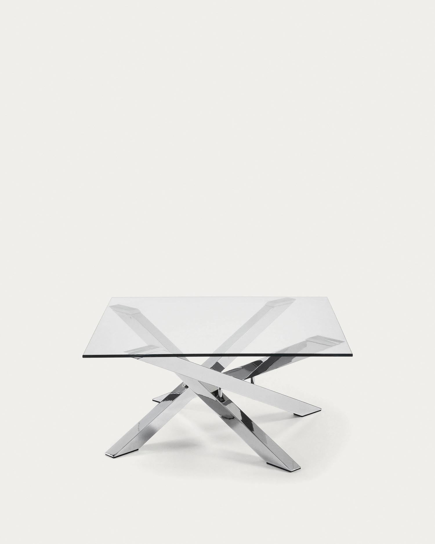 Der Kamido Couchtisch vereint Glas und Chrom zu einem modernen Highlight, das Eleganz und Funktionalität in Ihr Wohnzimmer bringt.