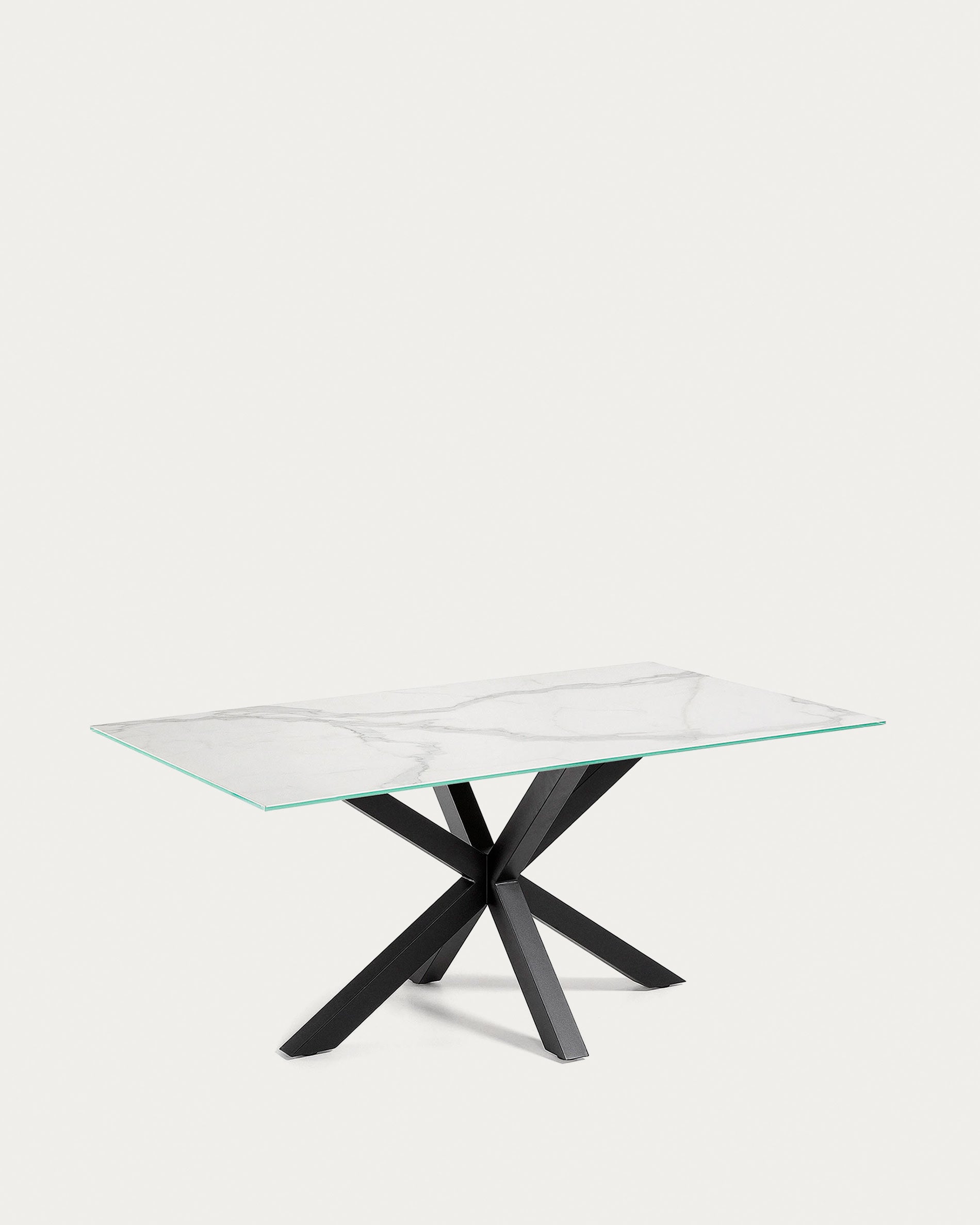 Eleganter Esstisch mit weisser Keramikplatte und schwarzem Stahlgestell, ideal für stilvolle Dinner.